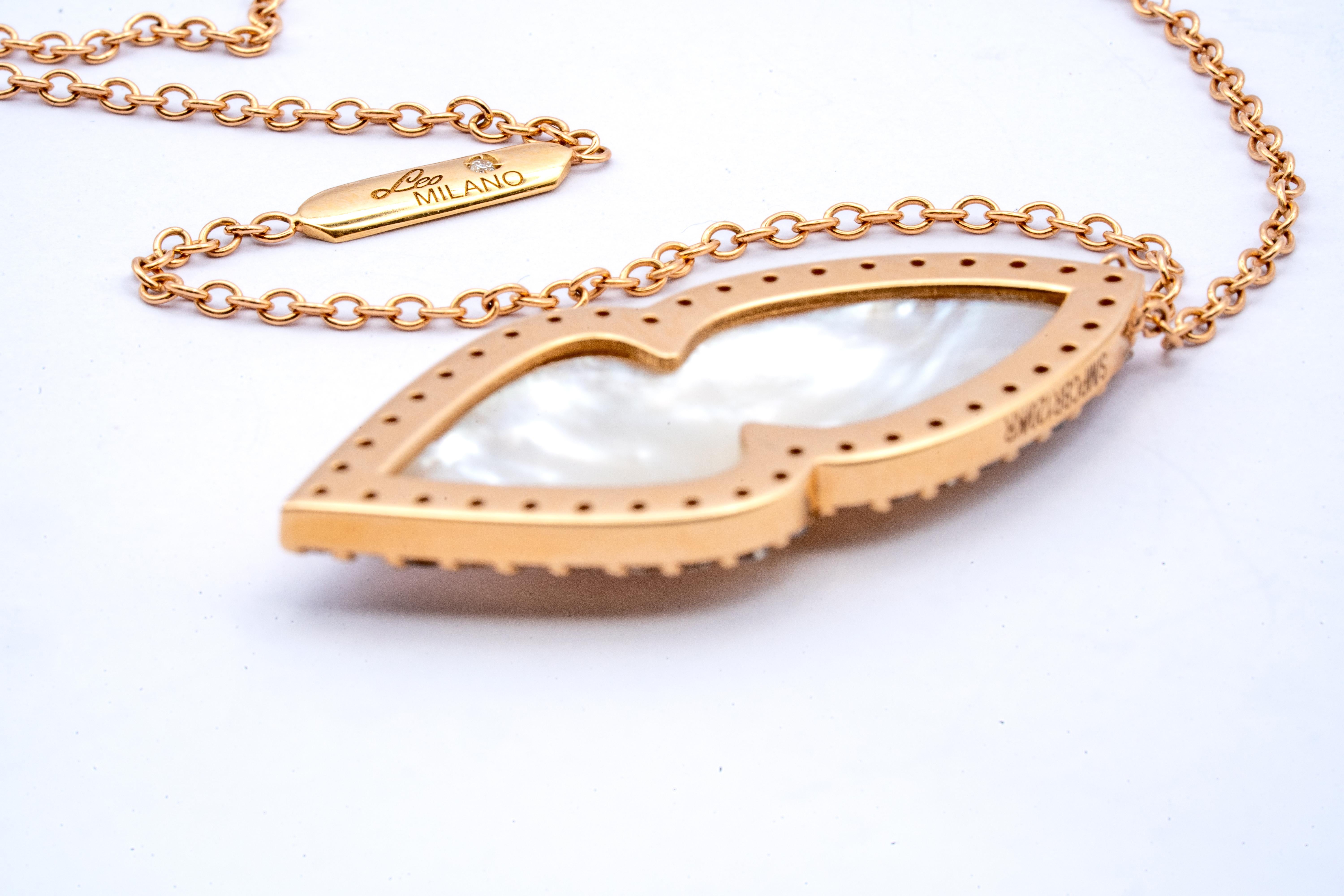 Contemporary 1.20 Carat Vs G Diamonds on 18 Carat Rose Gold with Mother of Pearl Pendant For Sale
