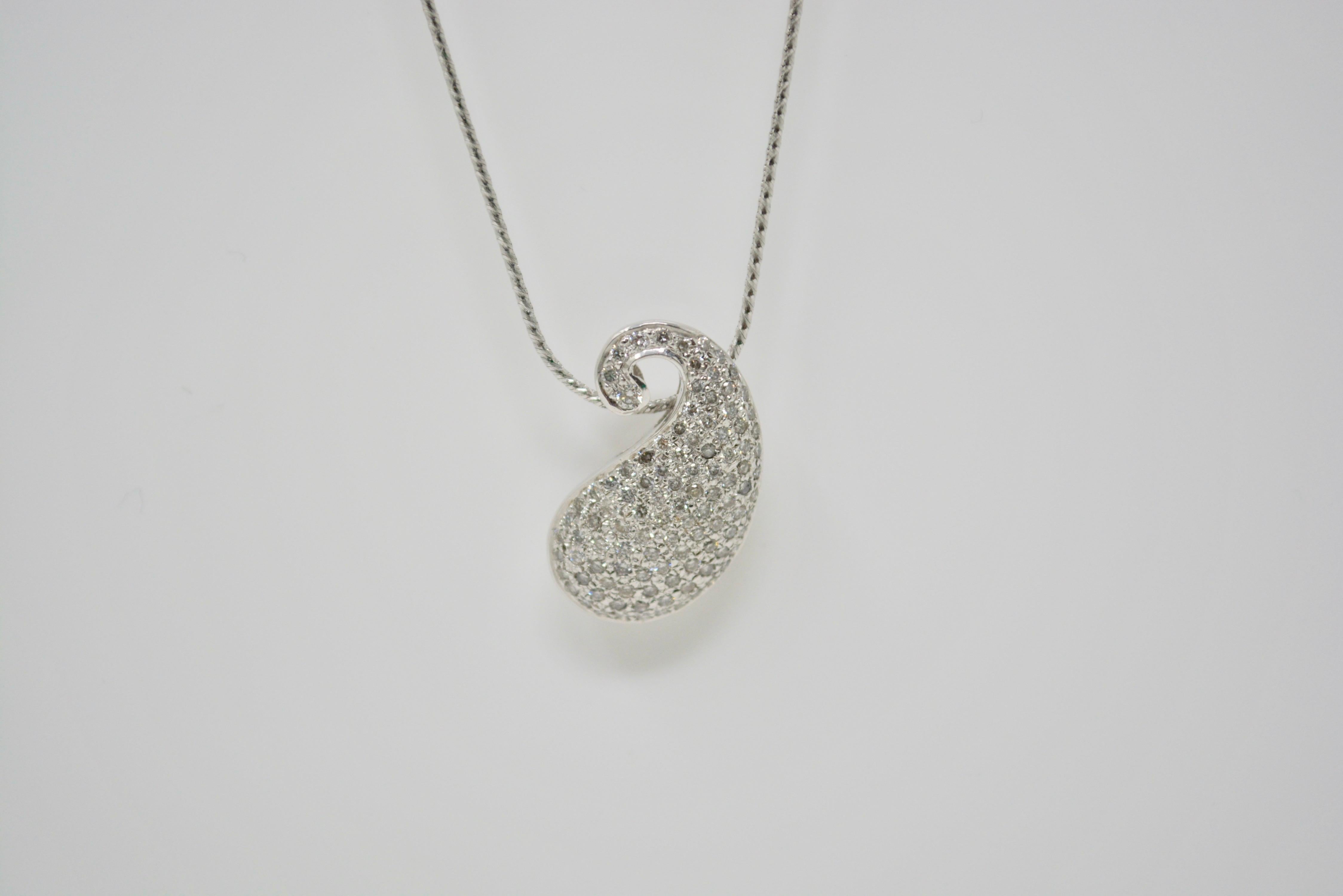 Una splendida e raffinata parure di orecchini e collana in oro bianco 18 carati con diamanti tondi brillanti incastonati. Questo splendido set di orecchini e collana con diamanti è stato realizzato a mano in oro bianco 18 carati. Il peso totale dei