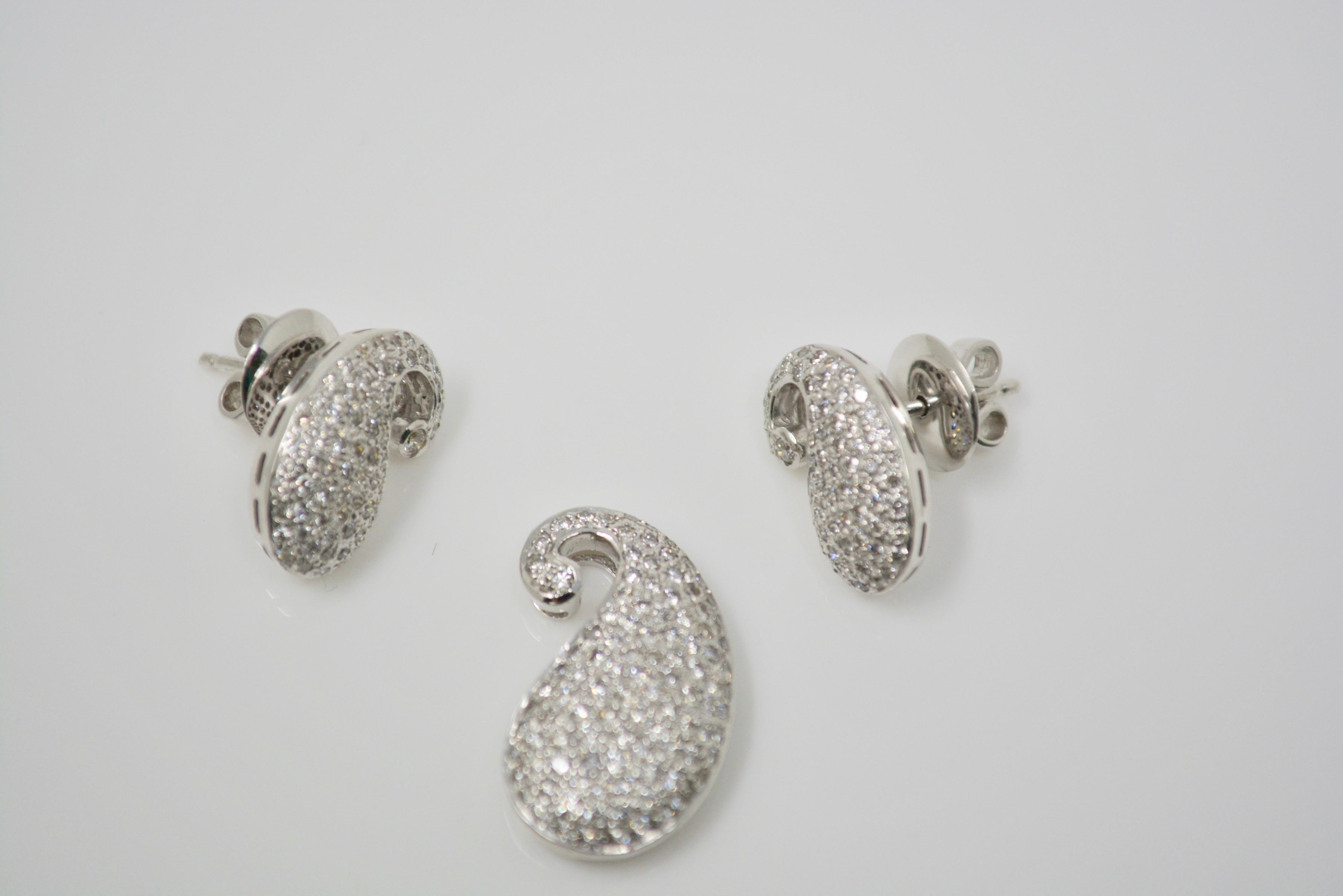 Contemporaneo Orecchini con diamanti tondi brillanti bianchi da 1,20 carati e collana abbinata in 18 carati in vendita