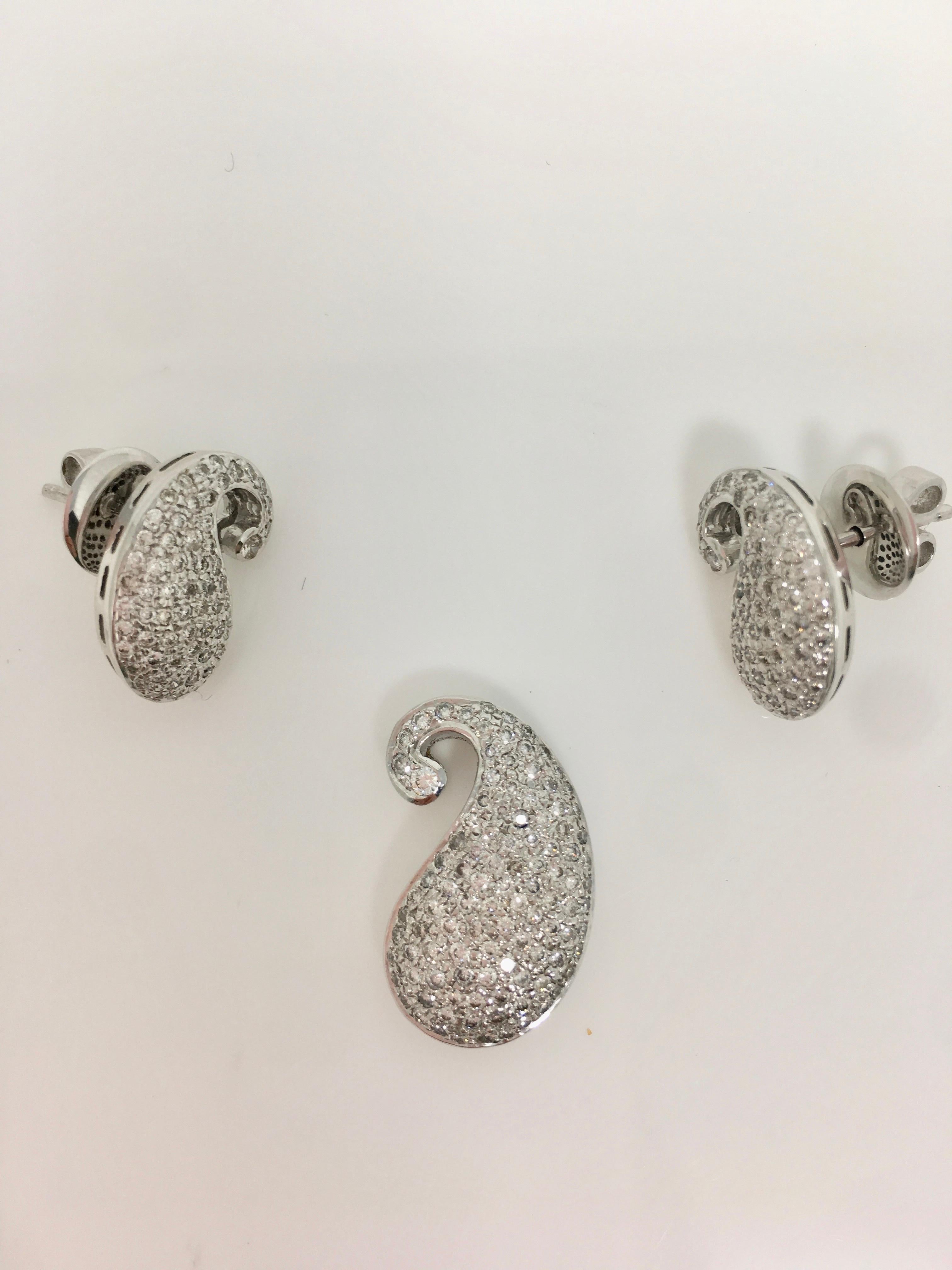 Taglio rotondo Orecchini con diamanti tondi brillanti bianchi da 1,20 carati e collana abbinata in 18 carati in vendita