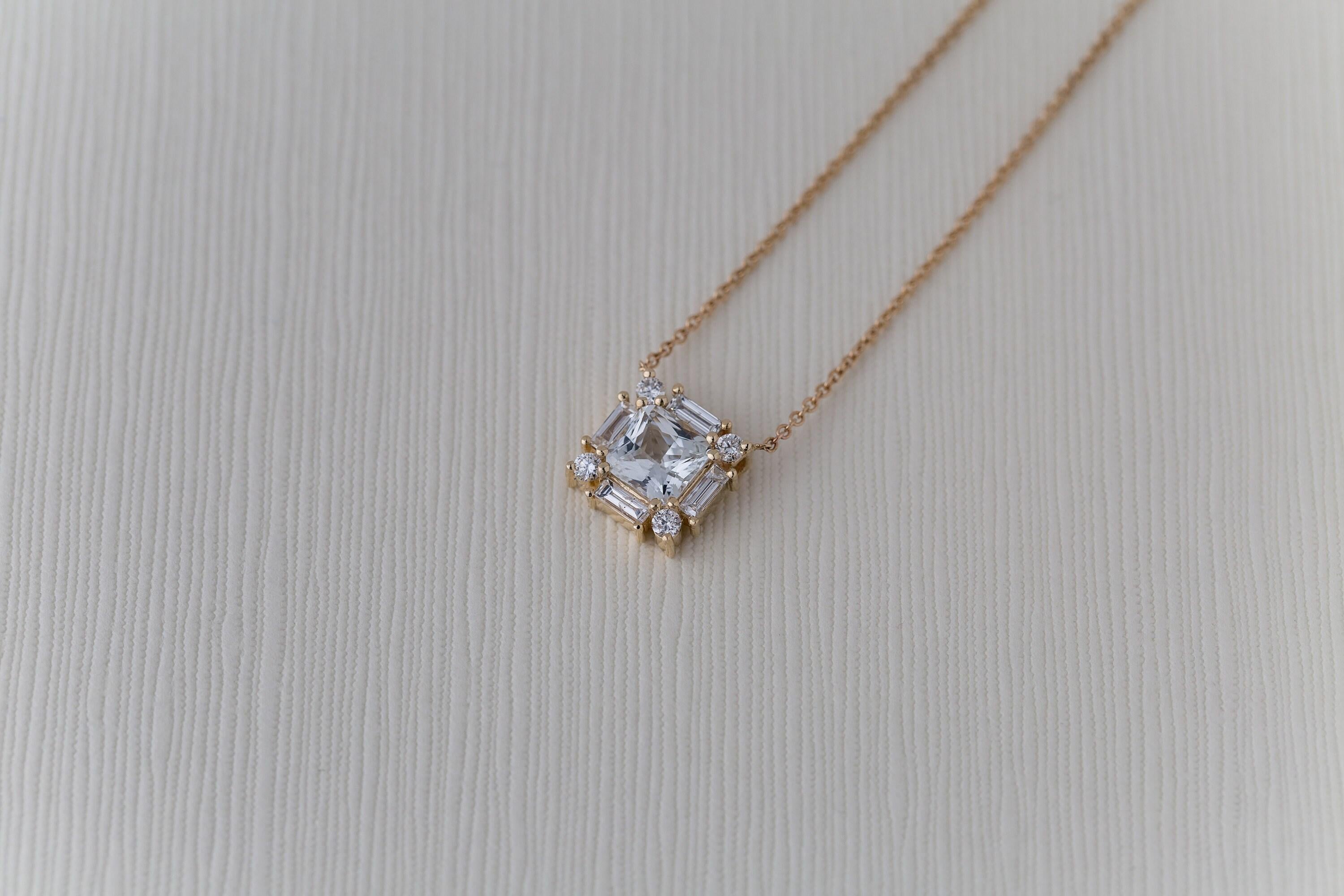 Taille radiant Pendentif halo en or jaune 14 carats avec saphir blanc de 1,20 carat et diamants en vente