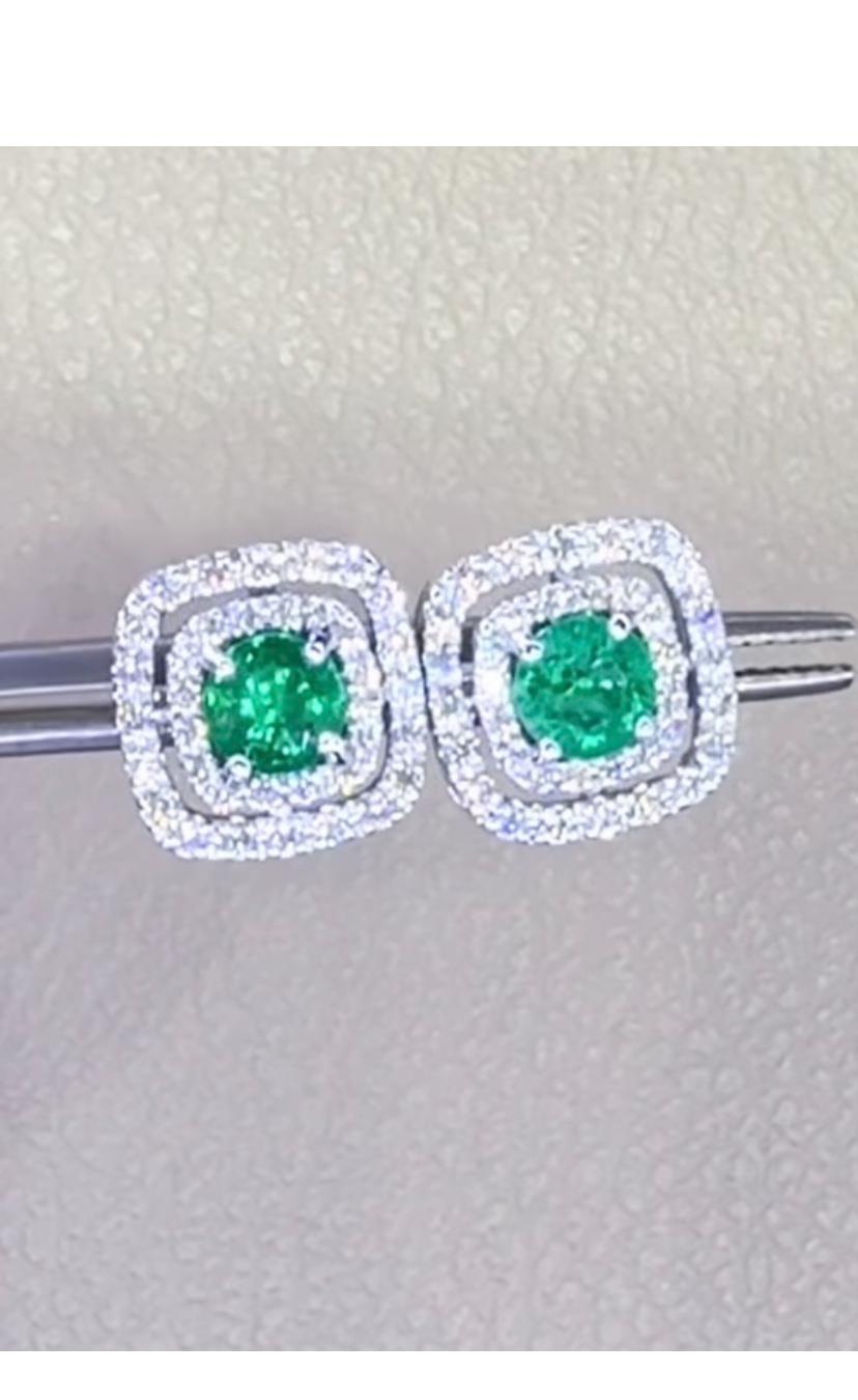 Ein exklusiver Ohrring mit Smaragden und Diamanten in modernem und elegantem Design.
Erhöhen Sie Ihre zeitlose Schönheit und verleihen Sie Ihrem Look einen Hauch von Klasse und Charme.
Atemberaubende Ohrringe kommen in 18k Gold mit zwei Stücken von