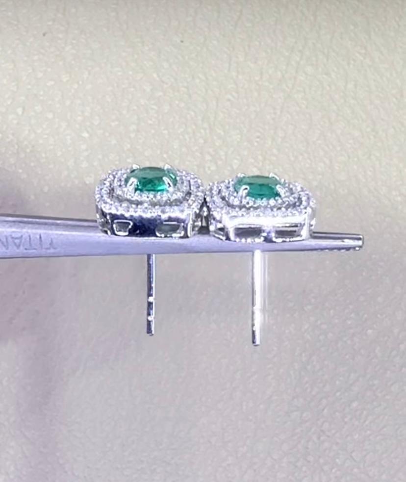 1,20 Karat sambische Smaragde Diamanten 18K Gold Ohrringe (Rundschliff) im Angebot