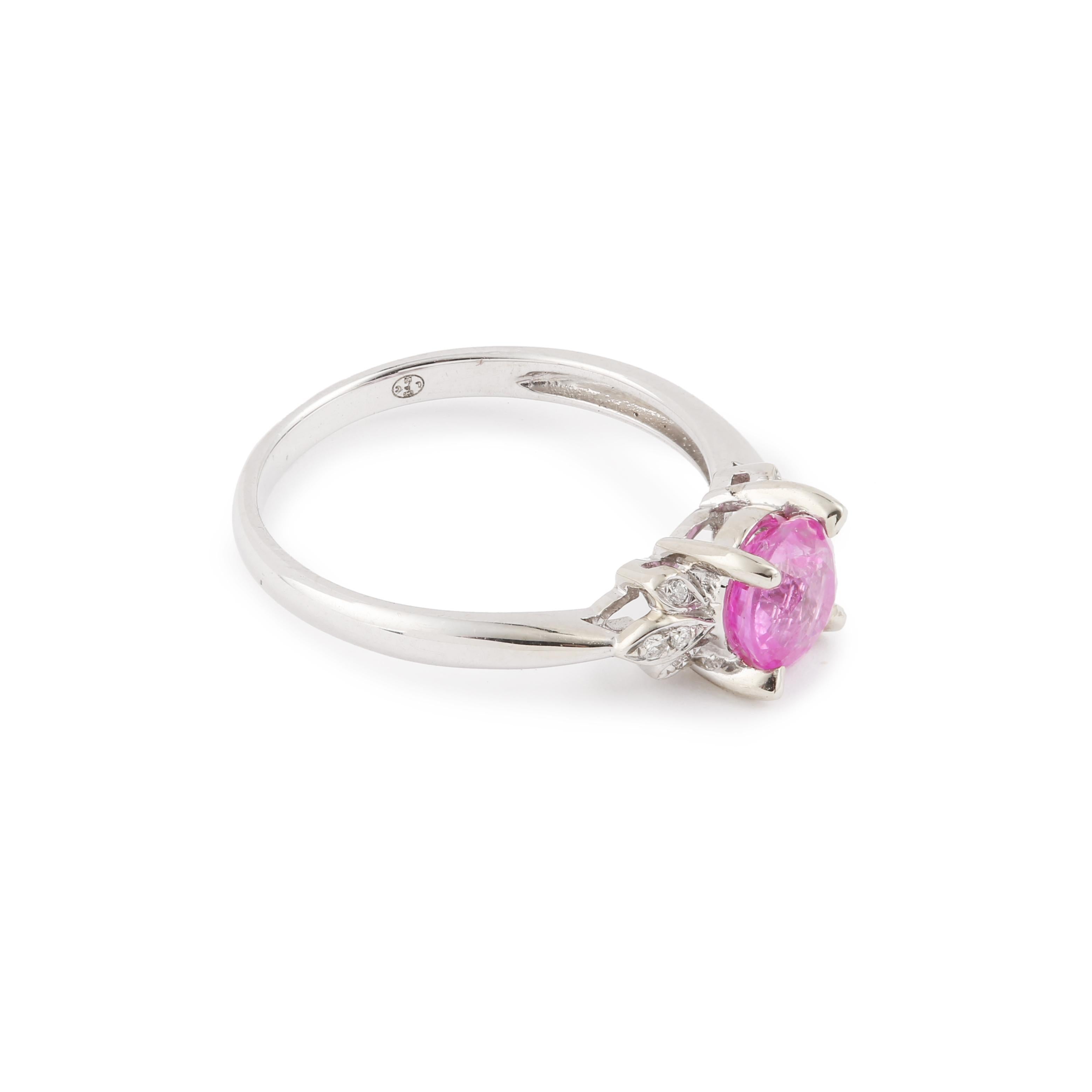 Ring aus Weißgold mit einem rosafarbenen Saphir im Rundschliff, besetzt mit Diamanten.

Gewicht des rosa Saphirs : 1,20 Karat

Gesamtgewicht der Diamanten: 0,04 Karat

Abmessungen: 6,38 x 12,67 x 5,84 mm (0,251 x 0,498 x 0,230 Zoll)

Fingergröße :
