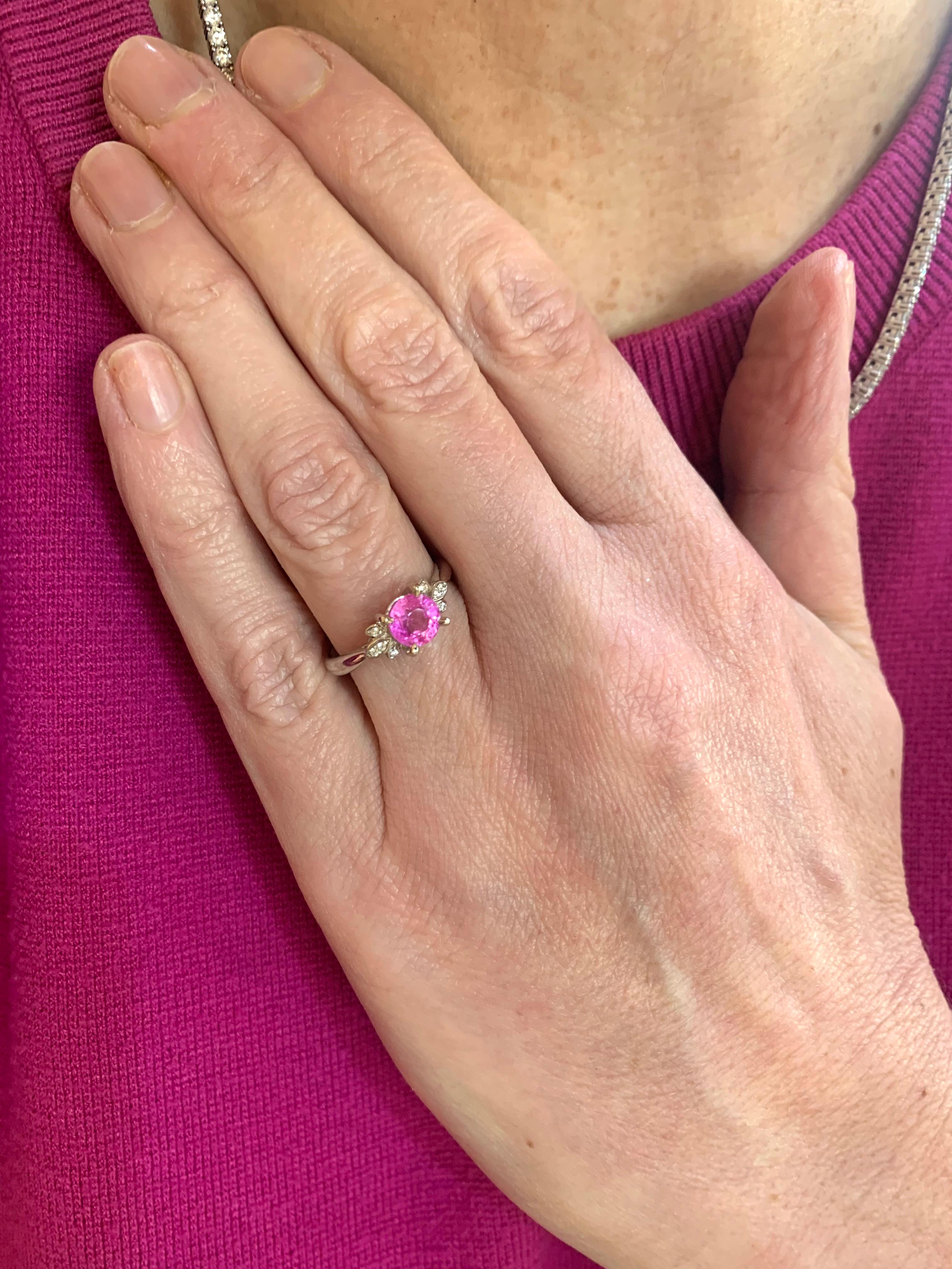 Modern 1.20 Carats Pink Sapphire Diamonds 18 Carats White Gold Ring For Sale