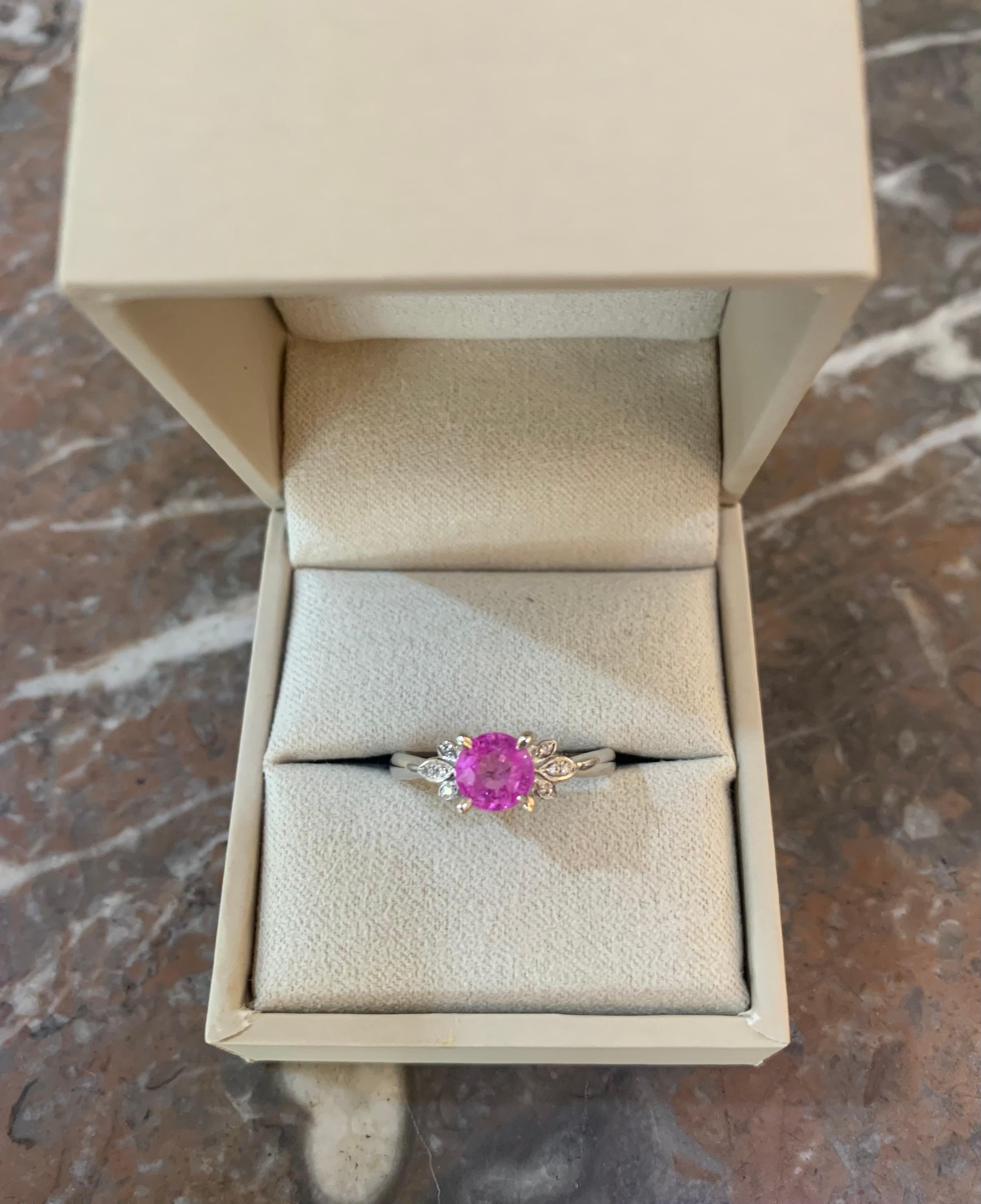 1.20 Carats Pink Sapphire Diamonds 18 Carats White Gold Ring In New Condition For Sale In Paris, FR