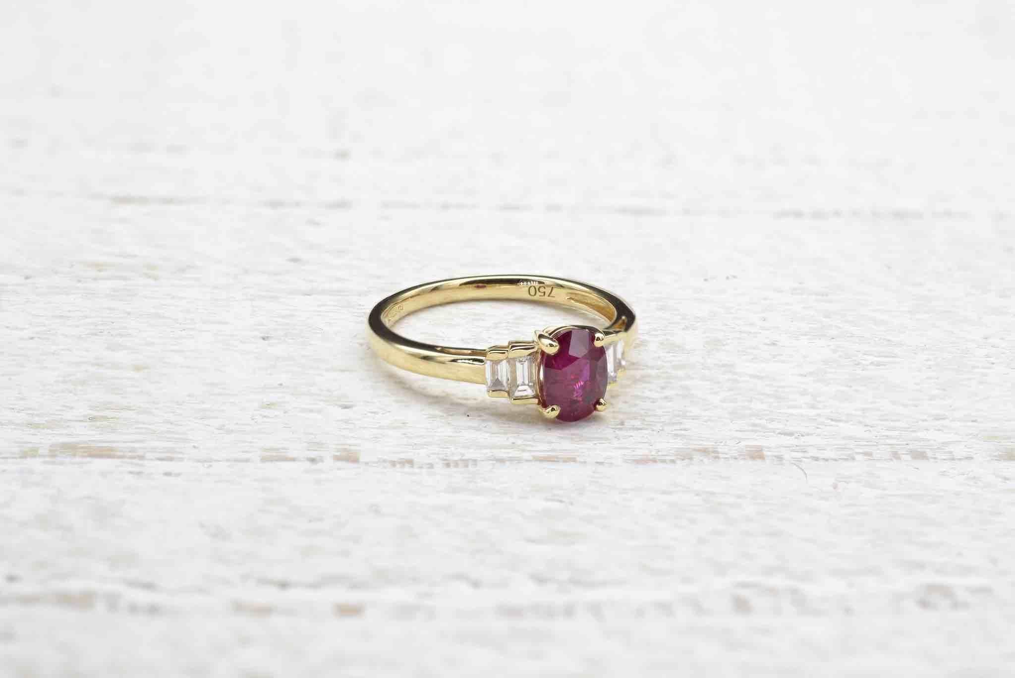 Oval Cut 1.20 carats ruby and diamonds ring in 18k gold For Sale