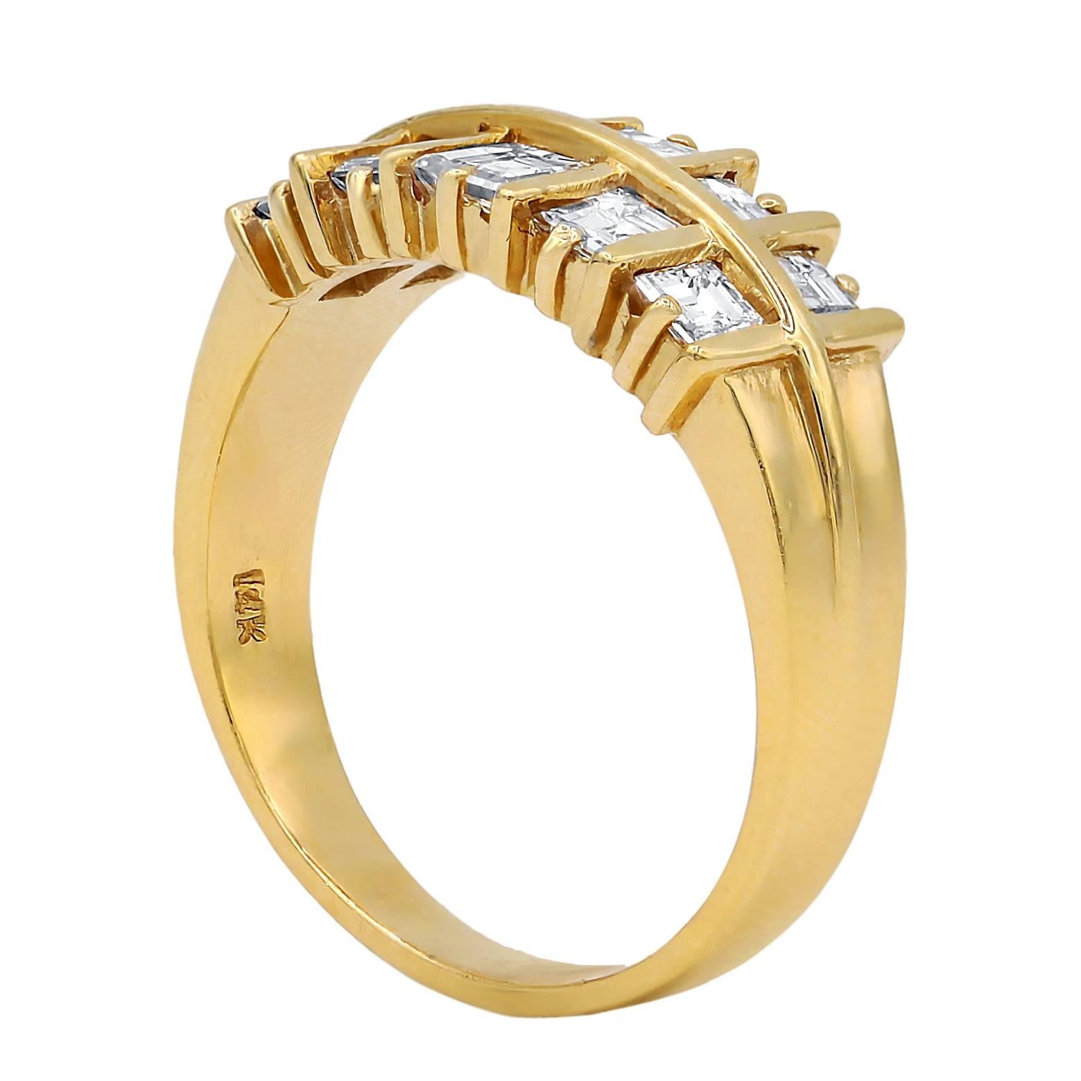 Zweireihiger Ehering bestehend aus 10 Diamanten im Assher-Schliff mit 1,20 Karat FG-Farbe/VS-Reinheit, gefasst in 14 Karat Gelbgold.