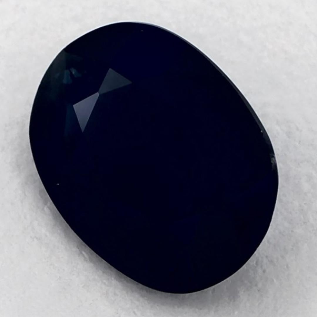 Questo zaffiro blu naturale offre eleganza e raffinatezza. Con la sua ricca saturazione del colore e il taglio preciso, è il centro perfetto per un anello di fidanzamento o un design di gioielli di lusso.

Questo zaffiro proviene dallo Sri Lanka