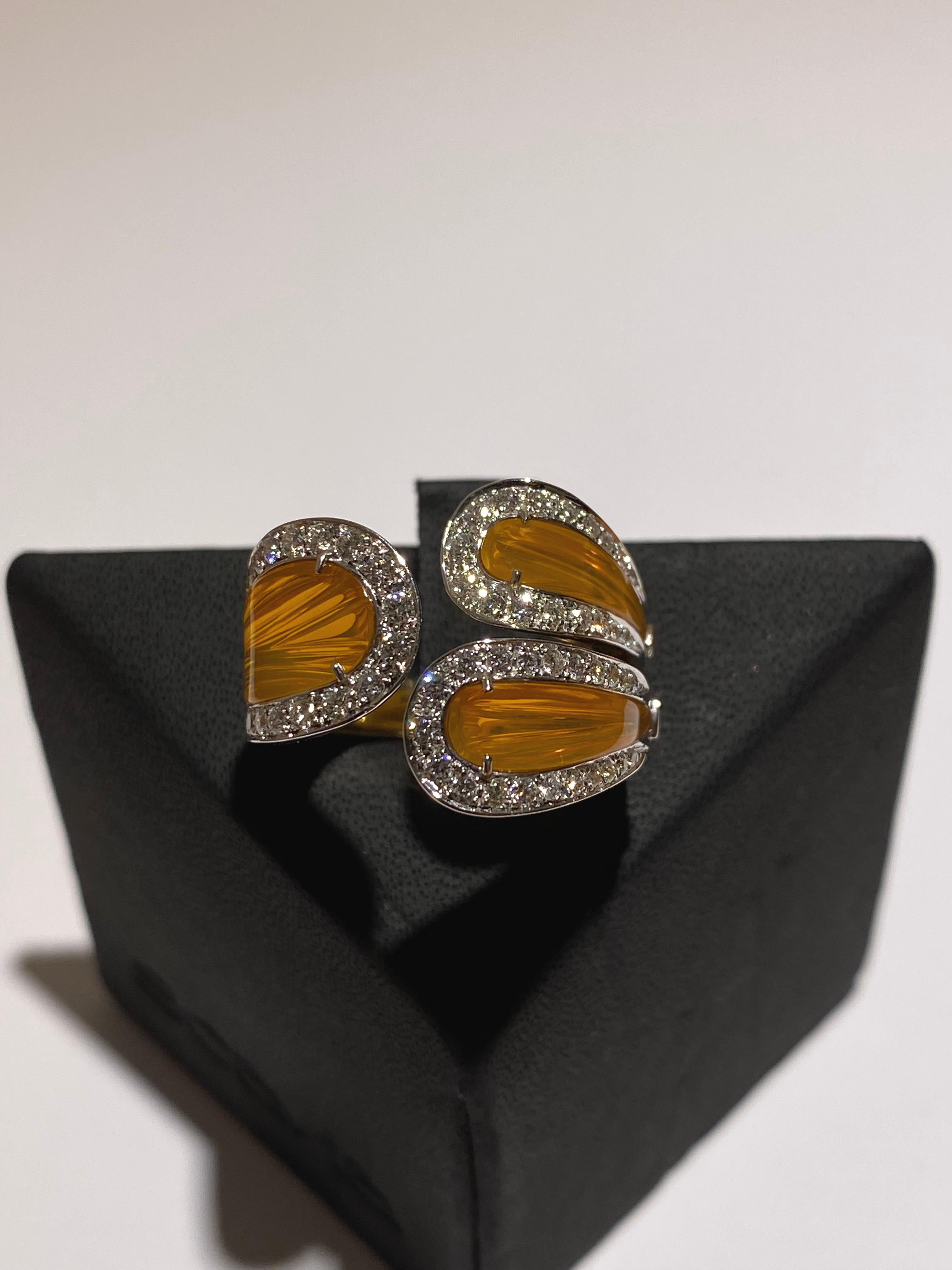 Contemporain Scavia Bague en or blanc et jaune 18 carats pavée d'incrustations d'opales et de diamants en vente
