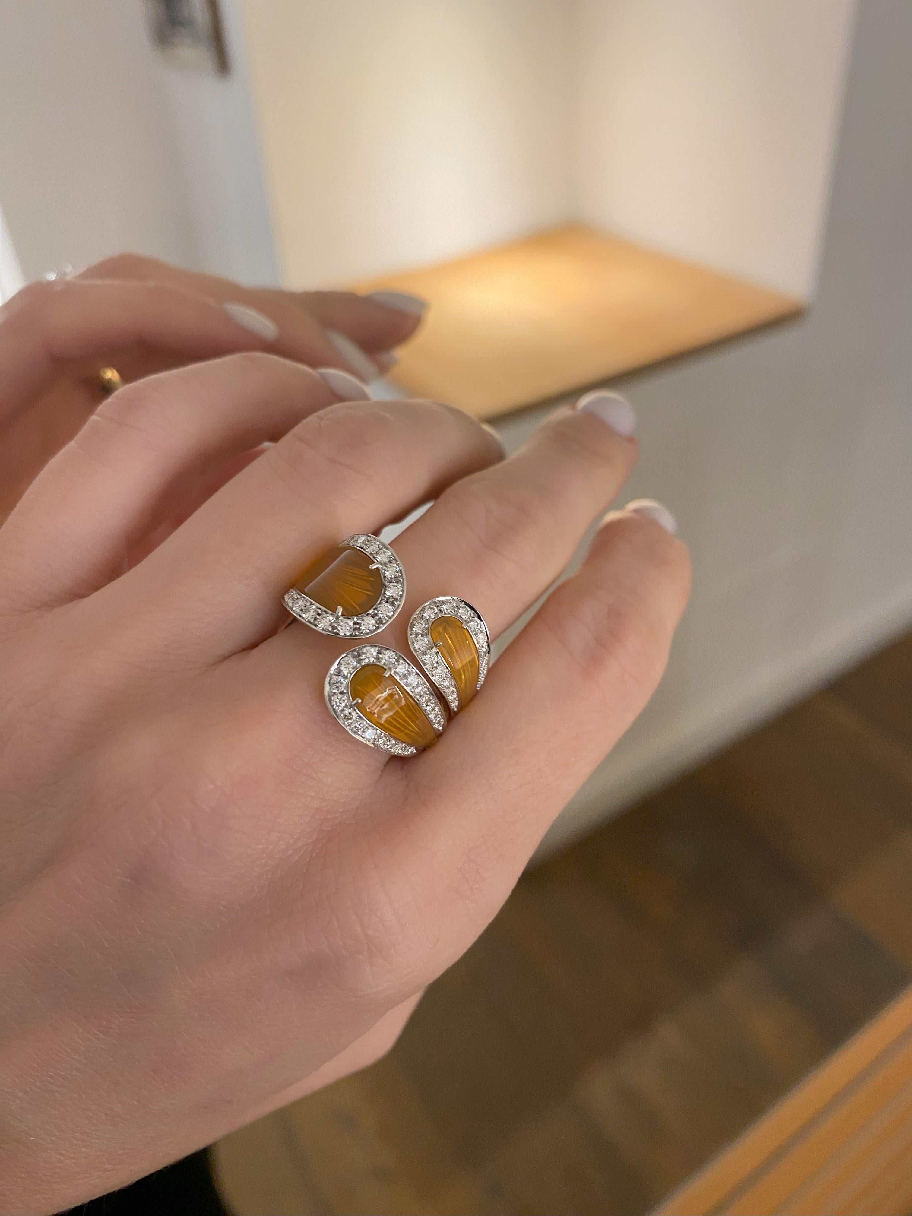 Scavia Bague en or blanc et jaune 18 carats pavée d'incrustations d'opales et de diamants Unisexe en vente