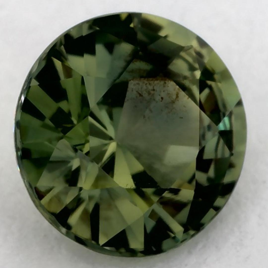 Questo zaffiro verde naturale offre eleganza e raffinatezza. Con la sua ricca saturazione del colore e il taglio preciso, è il centro perfetto per un anello di fidanzamento o un design di gioielli di lusso.

Questo zaffiro proviene dallo Sri Lanka
