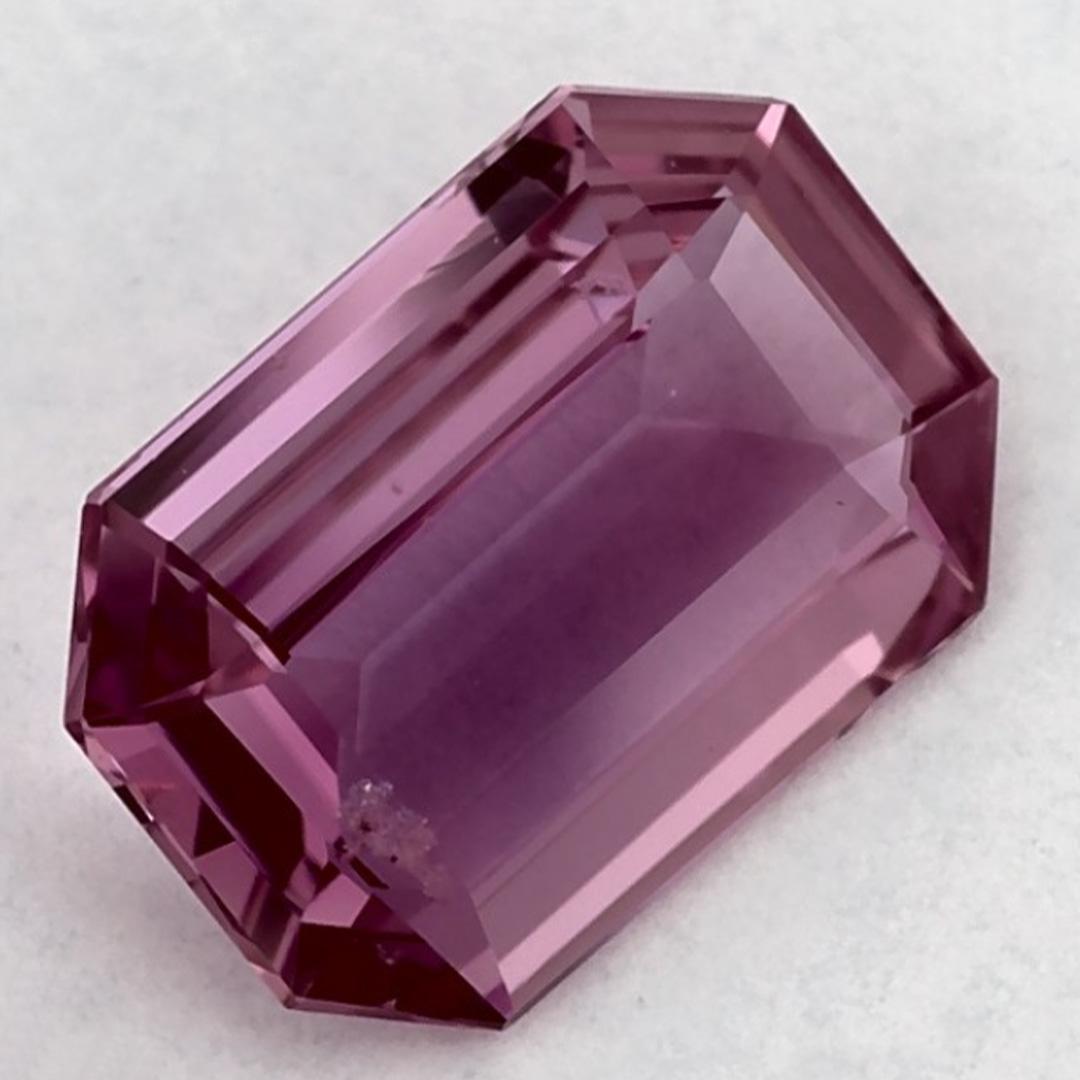 Ce saphir rose naturel offre élégance et sophistication. Avec sa couleur gracieuse, sa clarté et son caractère naturel, ce saphir est un excellent choix pour créer des bijoux sur mesure tels que des bagues de fiançailles, des pendentifs ou des