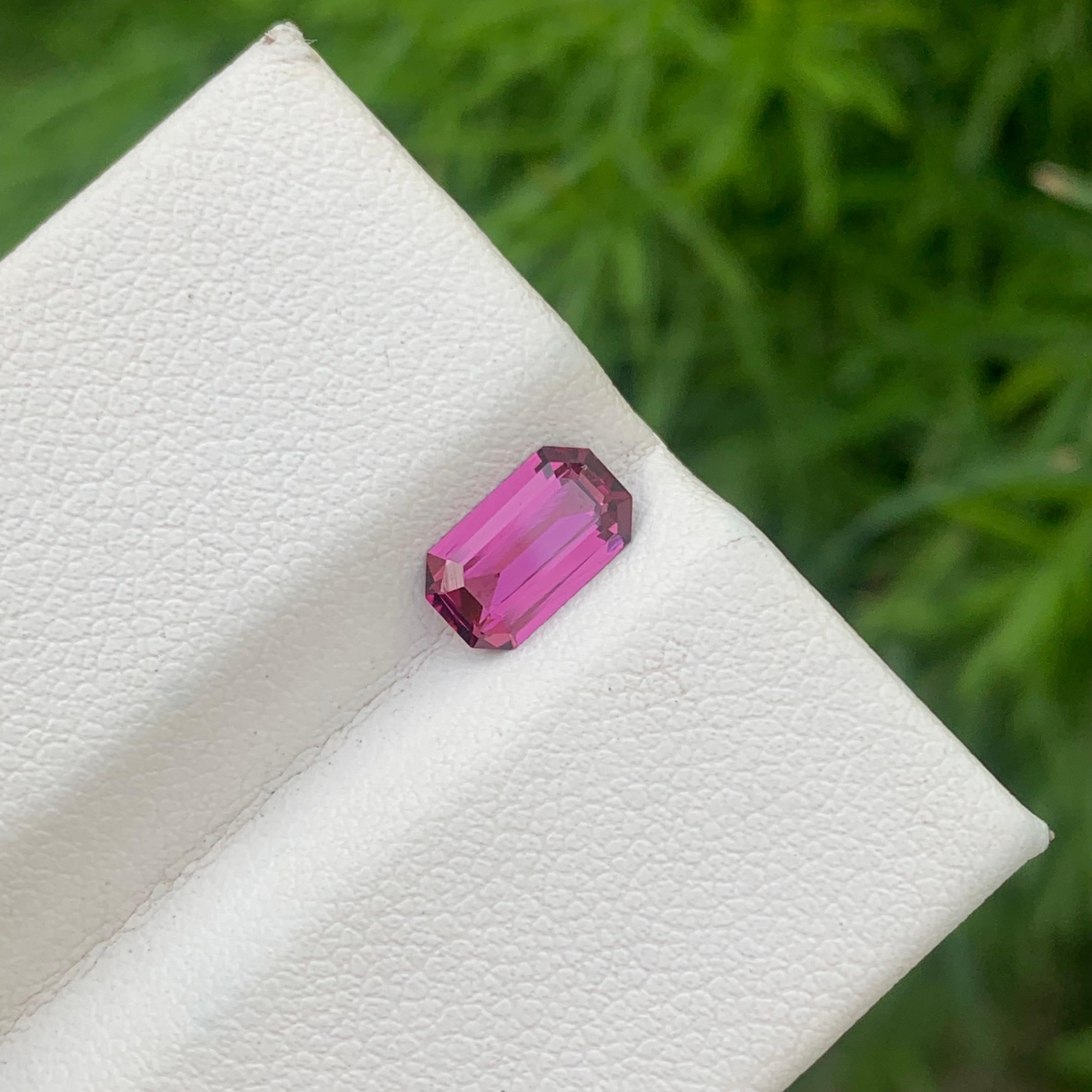 Taglio smeraldo 1,20 carati di rosa violaceo sciolto Anello di granato rodolite Gemma in vendita