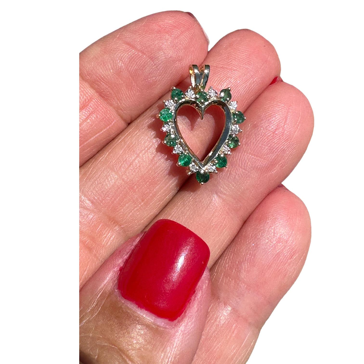 1.20 CTW Emerald and Diamond Heart Yellow Gold In Excellent Condition For Sale In Laguna Hills, CA