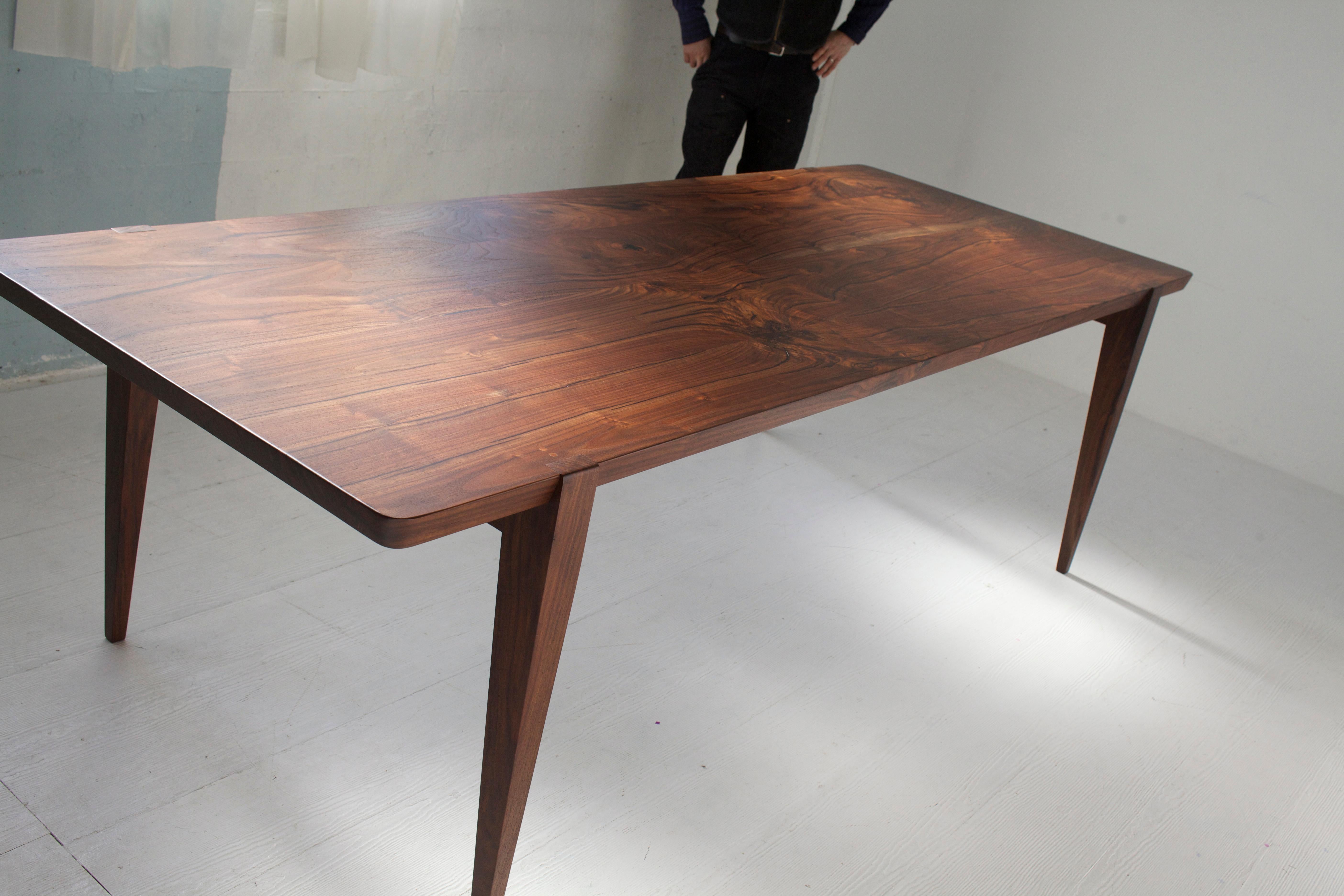 table à manger Oslo de 120 po en noyer d'Oregon par Studio Moe Neuf - En vente à Portland, OR