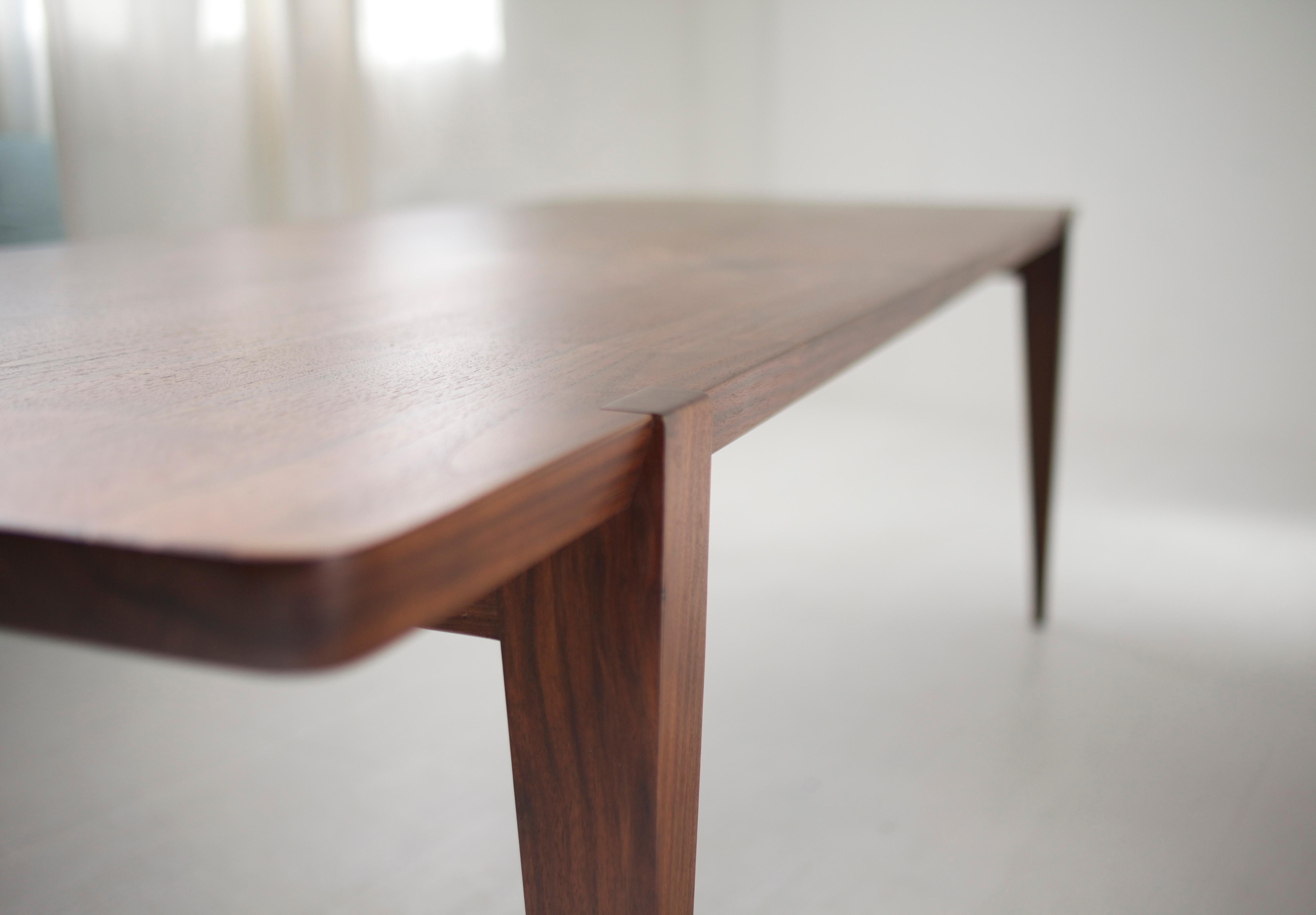 table à manger Oslo de 120 po en noyer d'Oregon par Studio Moe en vente 1