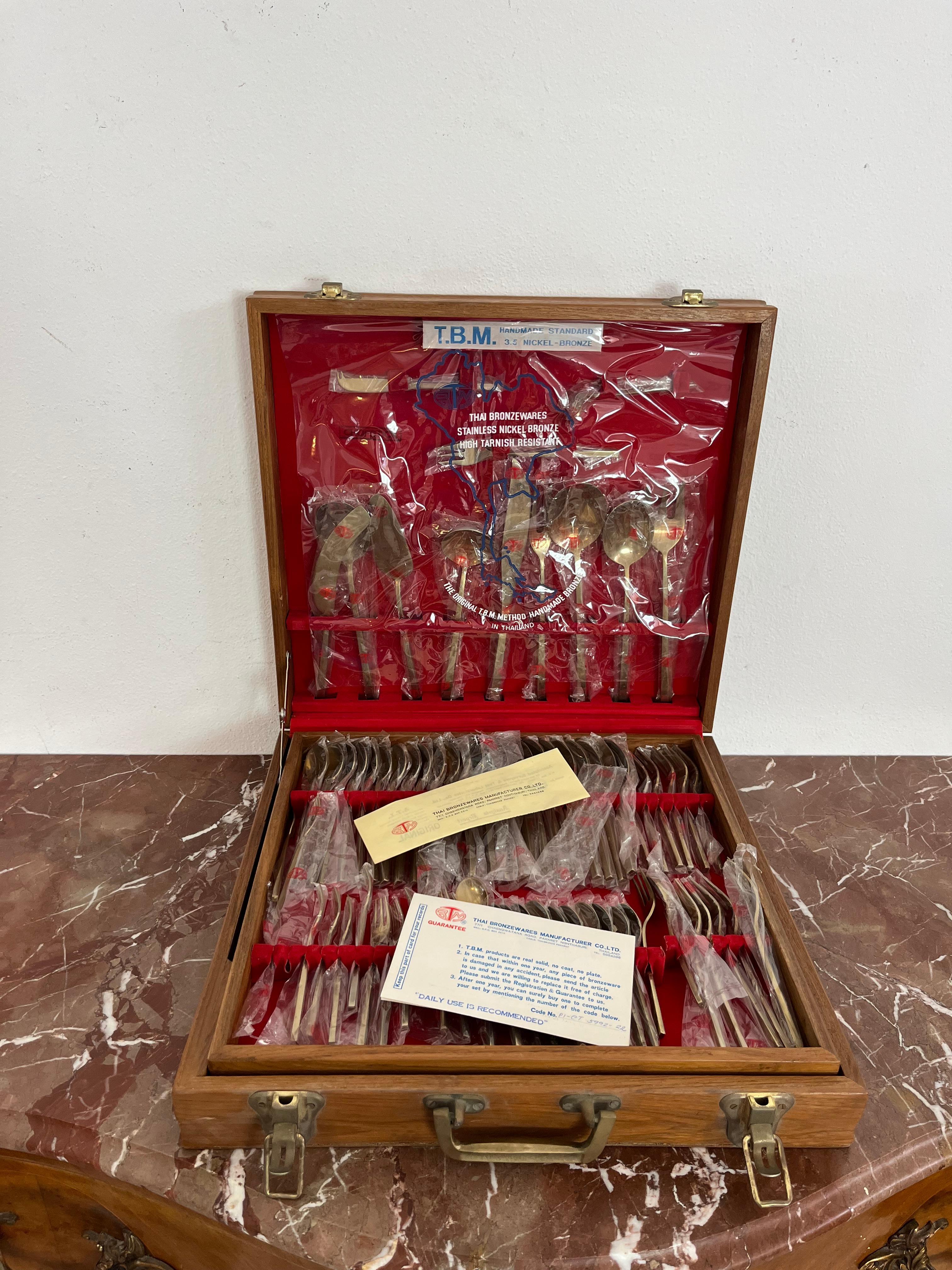 120-piece oriental brass cutlery set, 1977
Consisting of:
12 long teaspoons, 12 tablespoons, 24 forks, 12 ice cream scoops, 12 small forks, 12 knives, 12 small knives, 12 teaspoons, and 12 serving pieces.
All housed in a wooden box. Period