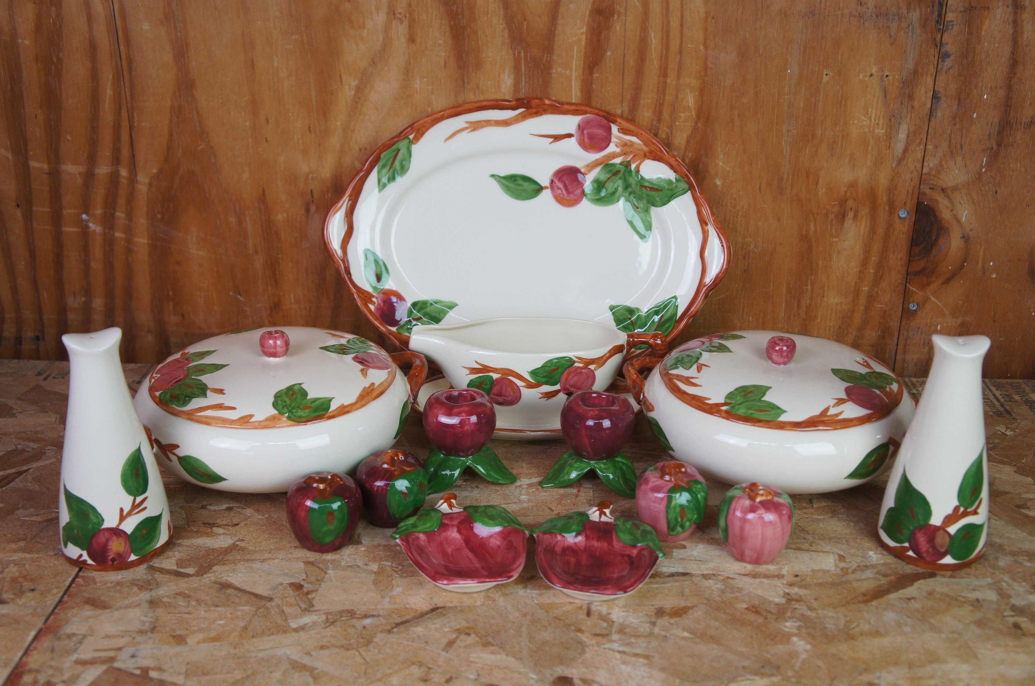 20ième siècle Service de table vintage 120 pièces à motif de pomme francfortienne peint à la main, États-Unis, Angleterre en vente