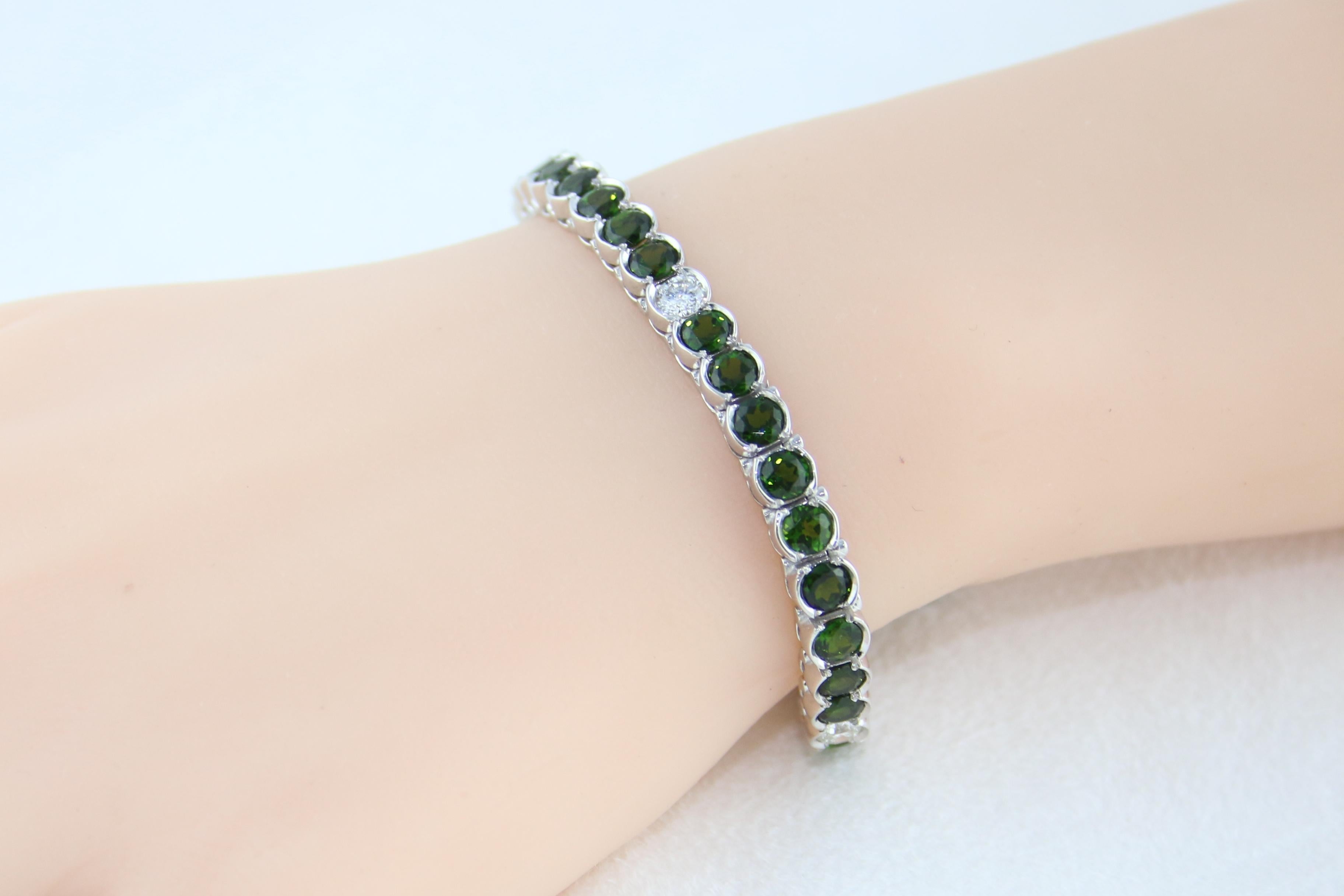 Contemporary 12.00 Carat Chrome Diopside and Diamond Gold Tennis Bracelet For Sale