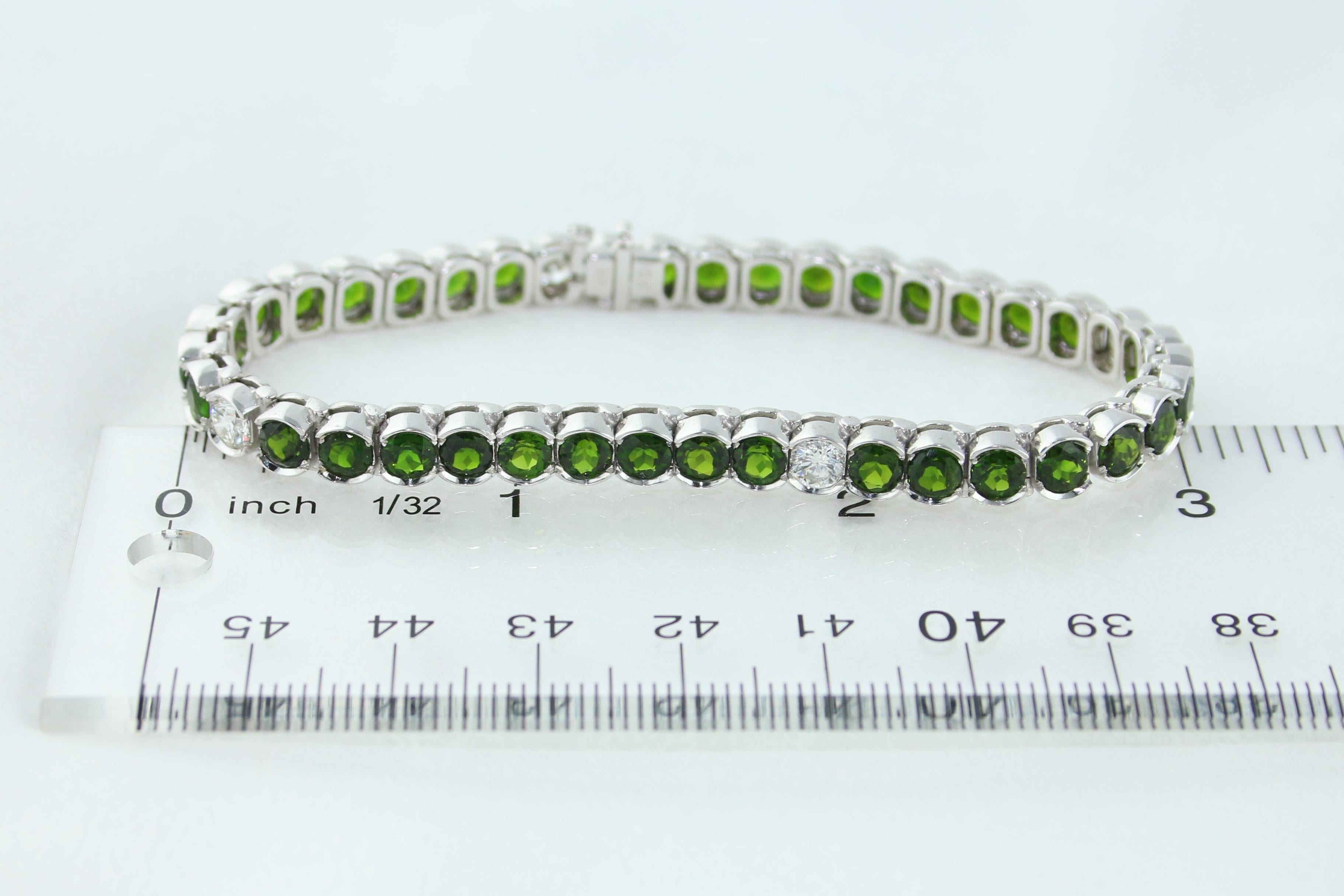 Round Cut 12.00 Carat Chrome Diopside and Diamond Gold Tennis Bracelet For Sale