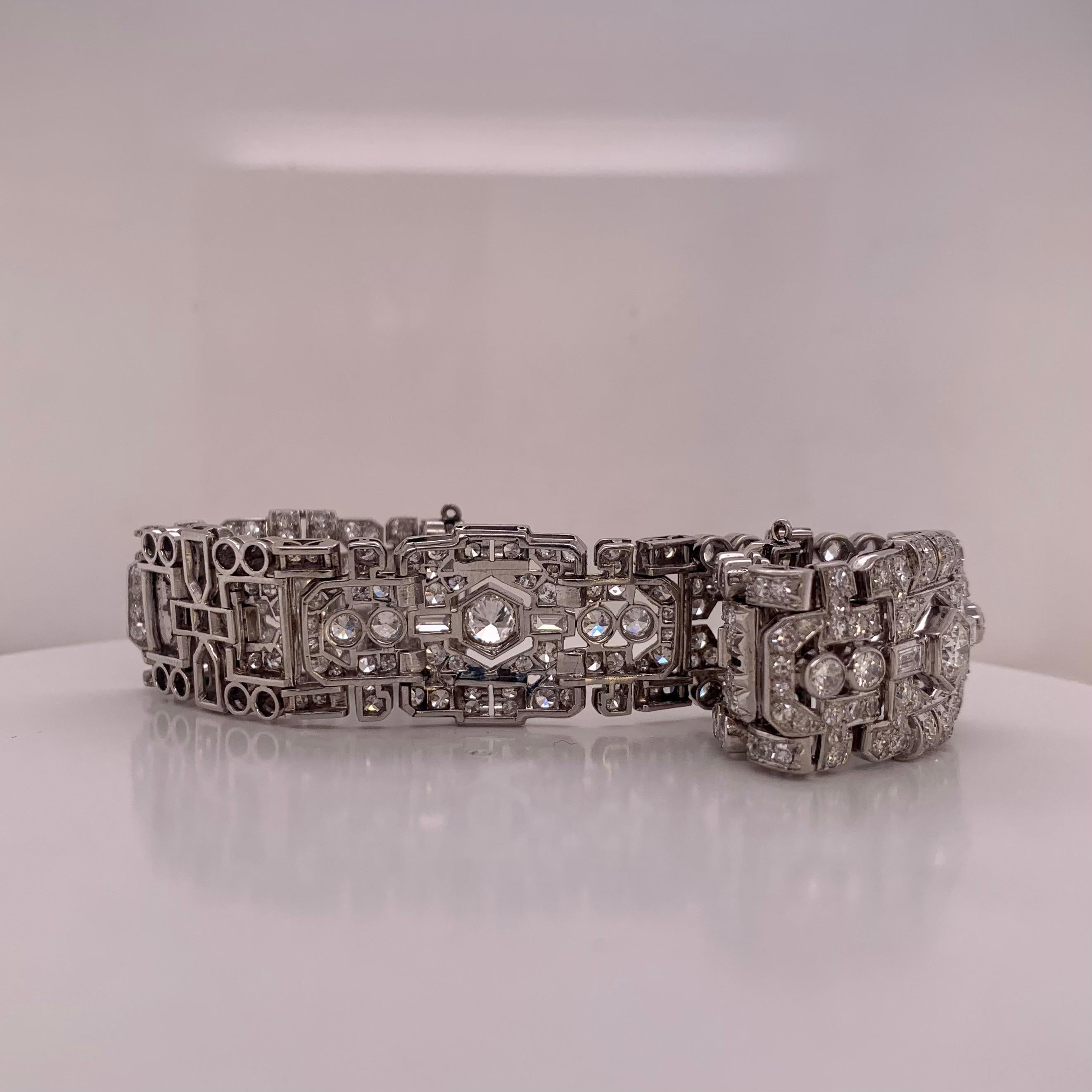 1920s Antique 12.00 Carat Diamond Bracelet made in 18 Karat White Gold In New Condition For Sale In Bangkok, TH