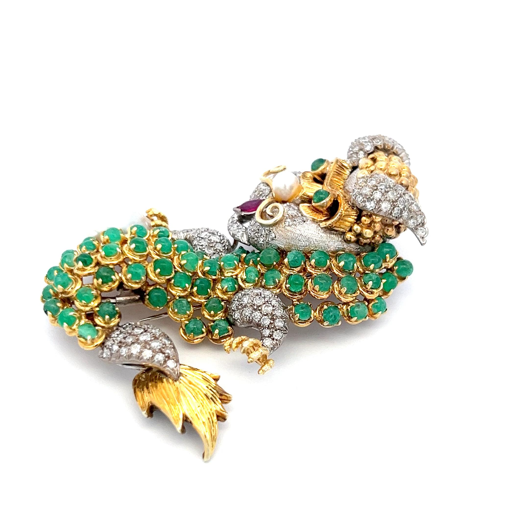 12.00 Carat Emerald 8.00 Carat Round Diamond 5.2MM Pearl 14K Gold Pin Brooch In Good Condition For Sale In New York, NY