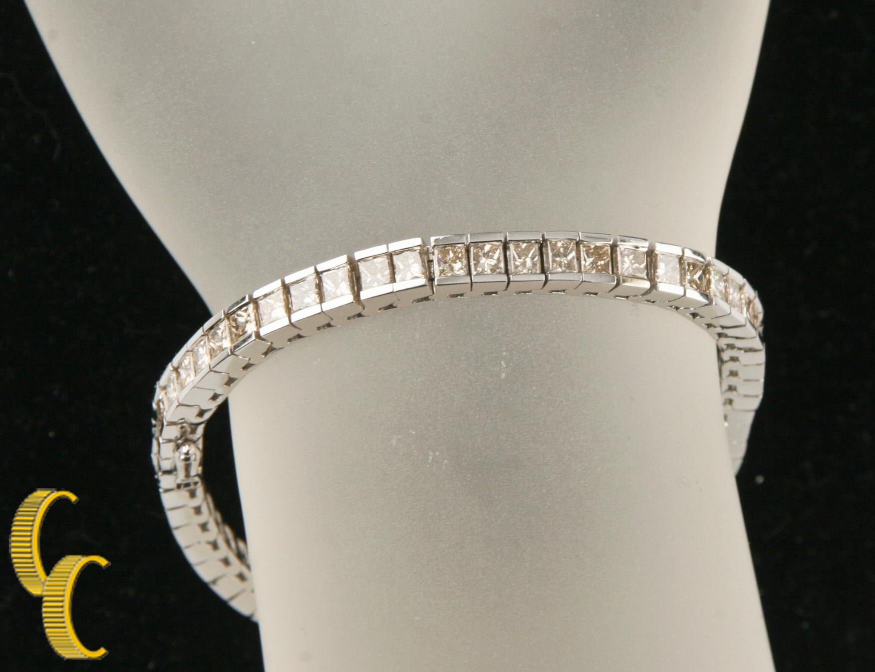 Wunderschönes Tennisarmband aus 14k Weißgold
58 kanalgefasste Diamanten im Prinzessschliff zu je .20ct-.21ct
Gesamtgewicht der Diamanten = ca. 12 Karat
Farbe: Hellbraun
Durchschnittliche Klarheit: SI 
Gesamtmasse = 29.7 Gramm
Gesamtlänge = 7,5