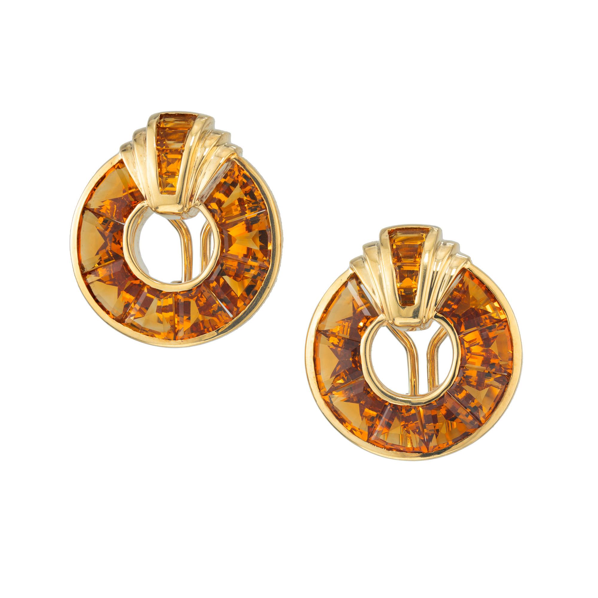 Orecchini in oro giallo 18k da 12,00 carati con citrino arancione degli anni '70. Possono essere indossati sia con un piercing che senza. Questi orecchini creati da un designer sconosciuto presentano 24 citrini brillanti tagliati su misura e