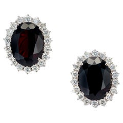 12,00 Karat Ovaler Granat-Diamant-Halo-Ohrringe aus Weißgold 