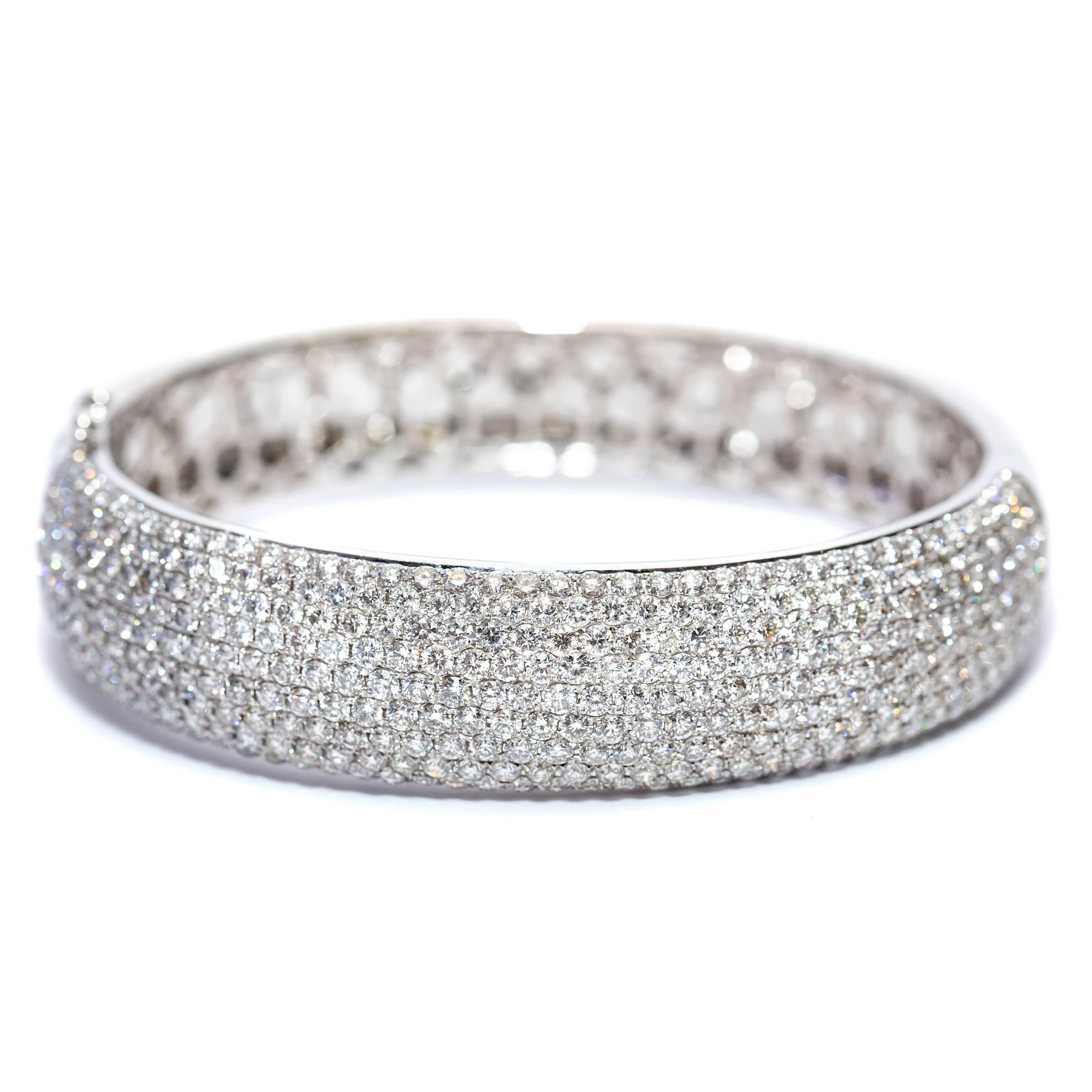 12.00 Carat Round Diamond Pave Set 18 Karat White Gold Bangle Bracelet In New Condition For Sale In London, GB