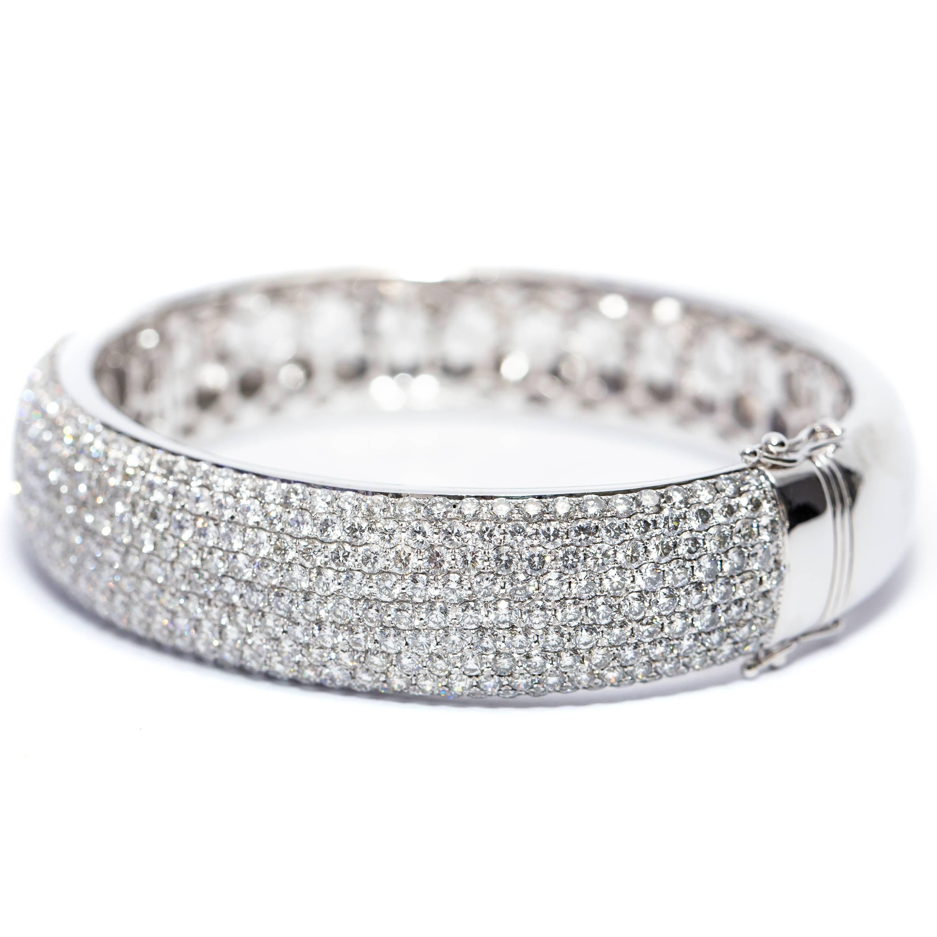Pulsera brazalete de oro blanco de 18 quilates con pavé de diamantes redondos de 12,00 quilates en venta 3