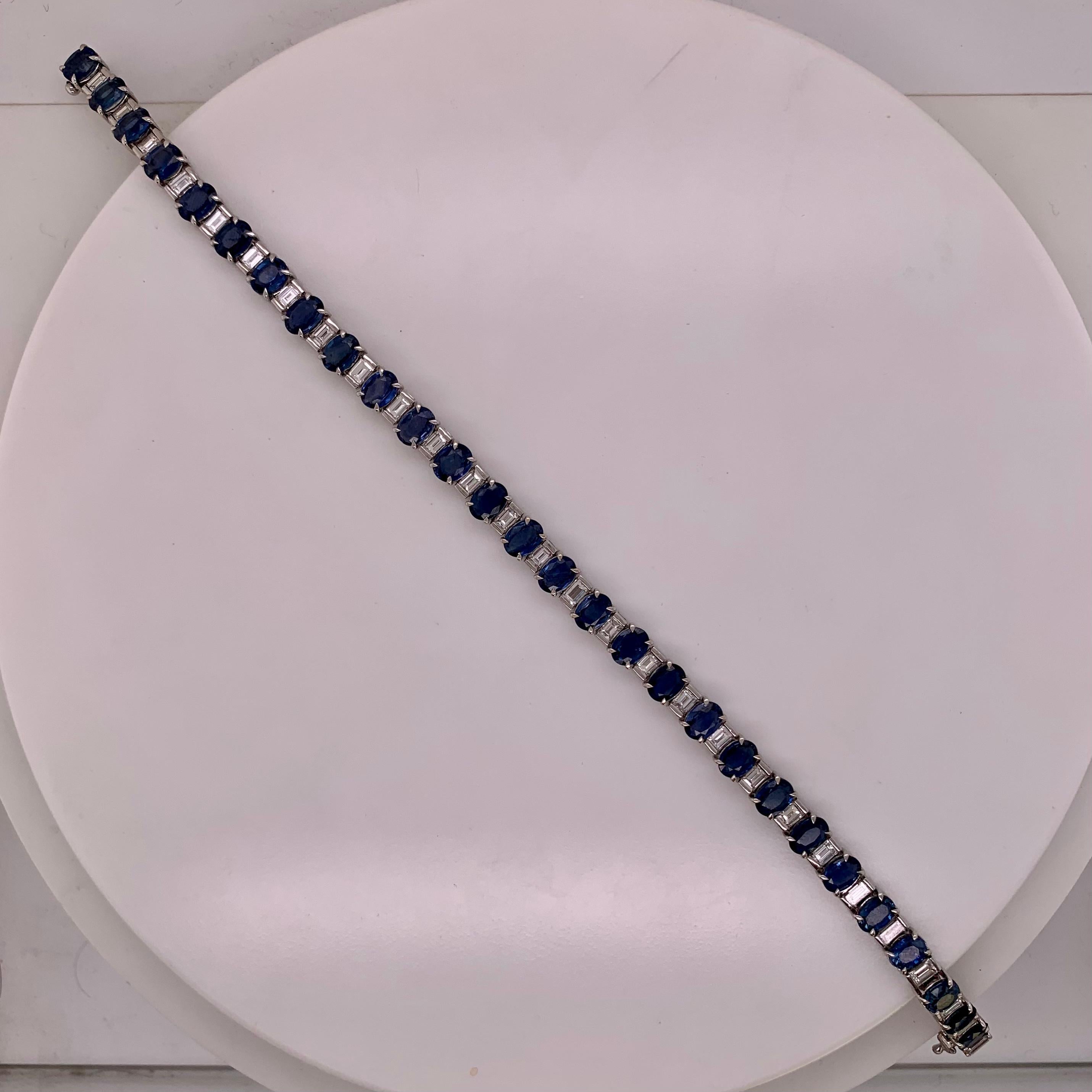 12.00 Carat Sapphire Bracelet with Diamonds in 18 Karat White Gold In New Condition For Sale In Bangkok, TH