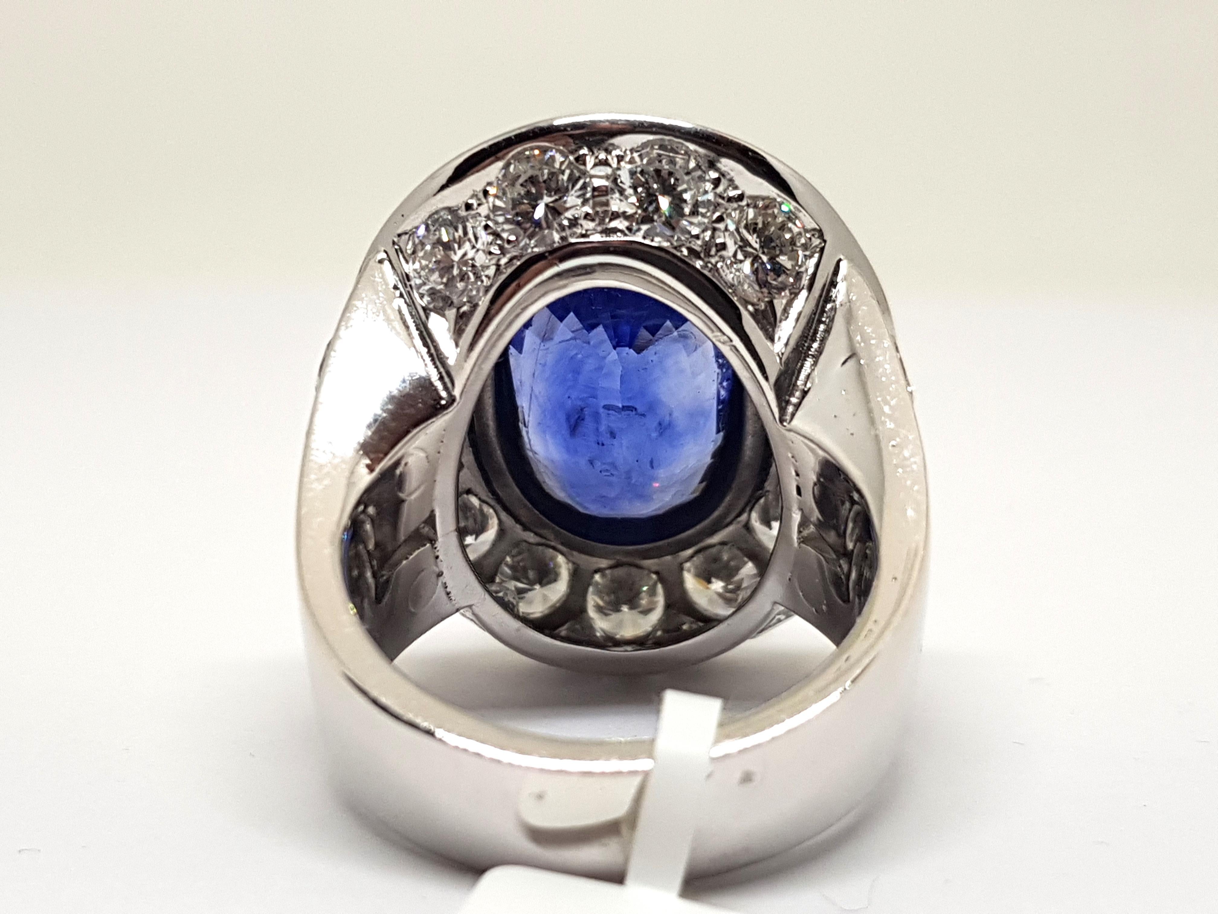 12.00 Carat Sri Lankan Blue Sapphire 8.00 Carat Diamond White Gold Cocktail Ring In New Condition In Antwerp, BE