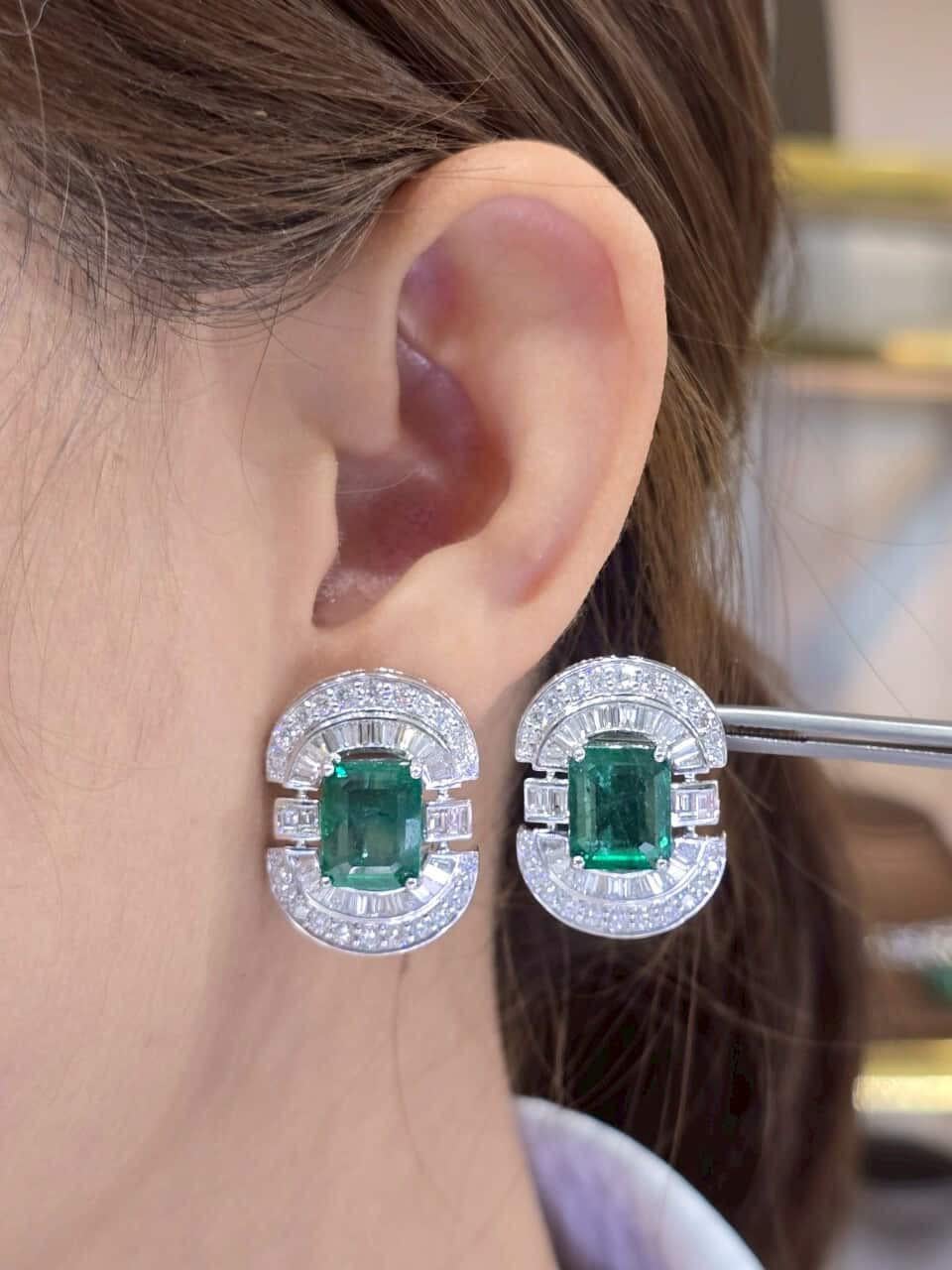 12,00 Quilates Esmeraldas de Zambia 2,90 Quilates Diamantes Pendientes de Oro de 18k en Nuevo estado para la venta en Massafra, IT