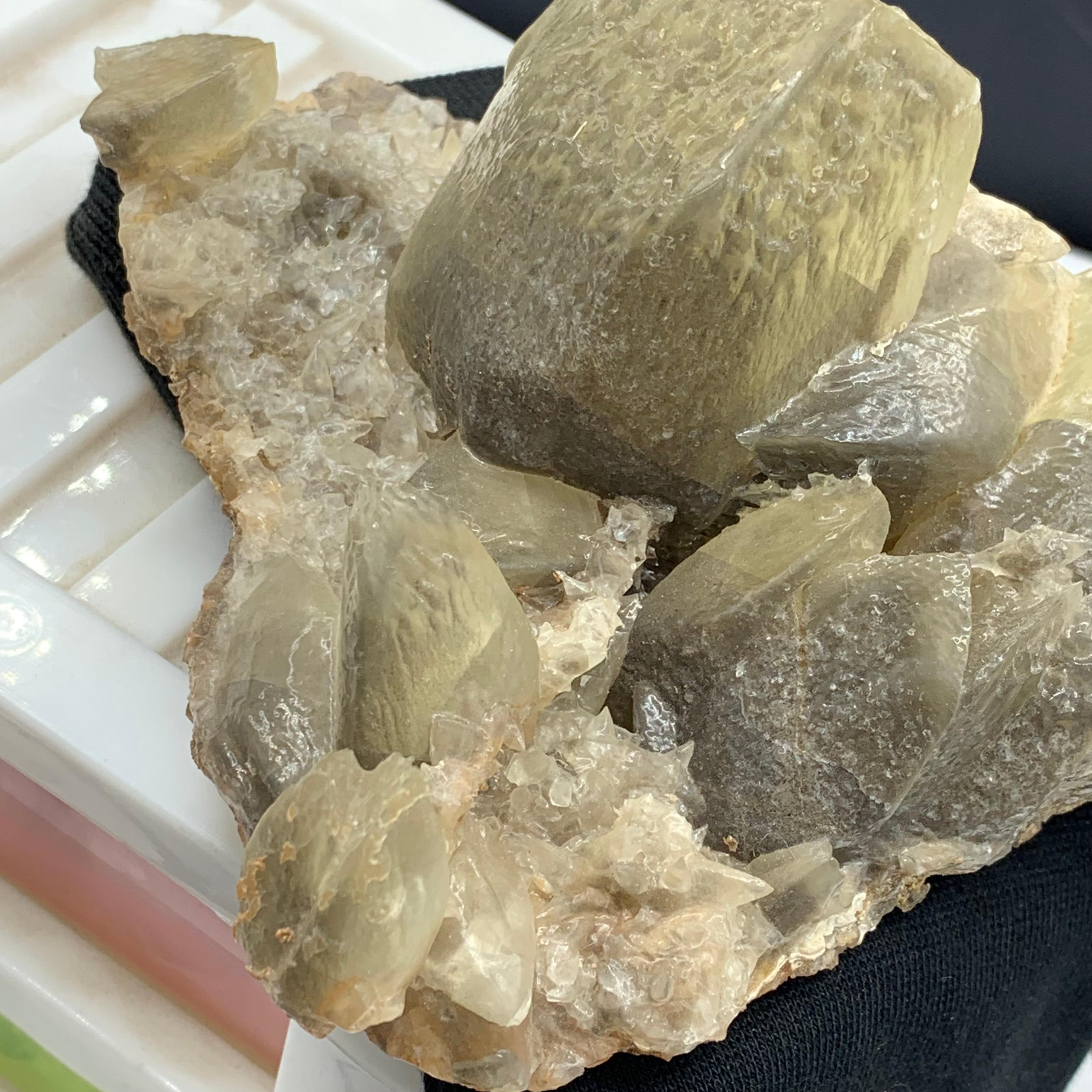 Un magnifico esemplare di calcite da 1200 grammi in più proveniente dal Balochistan, Pakistan in vendita 12
