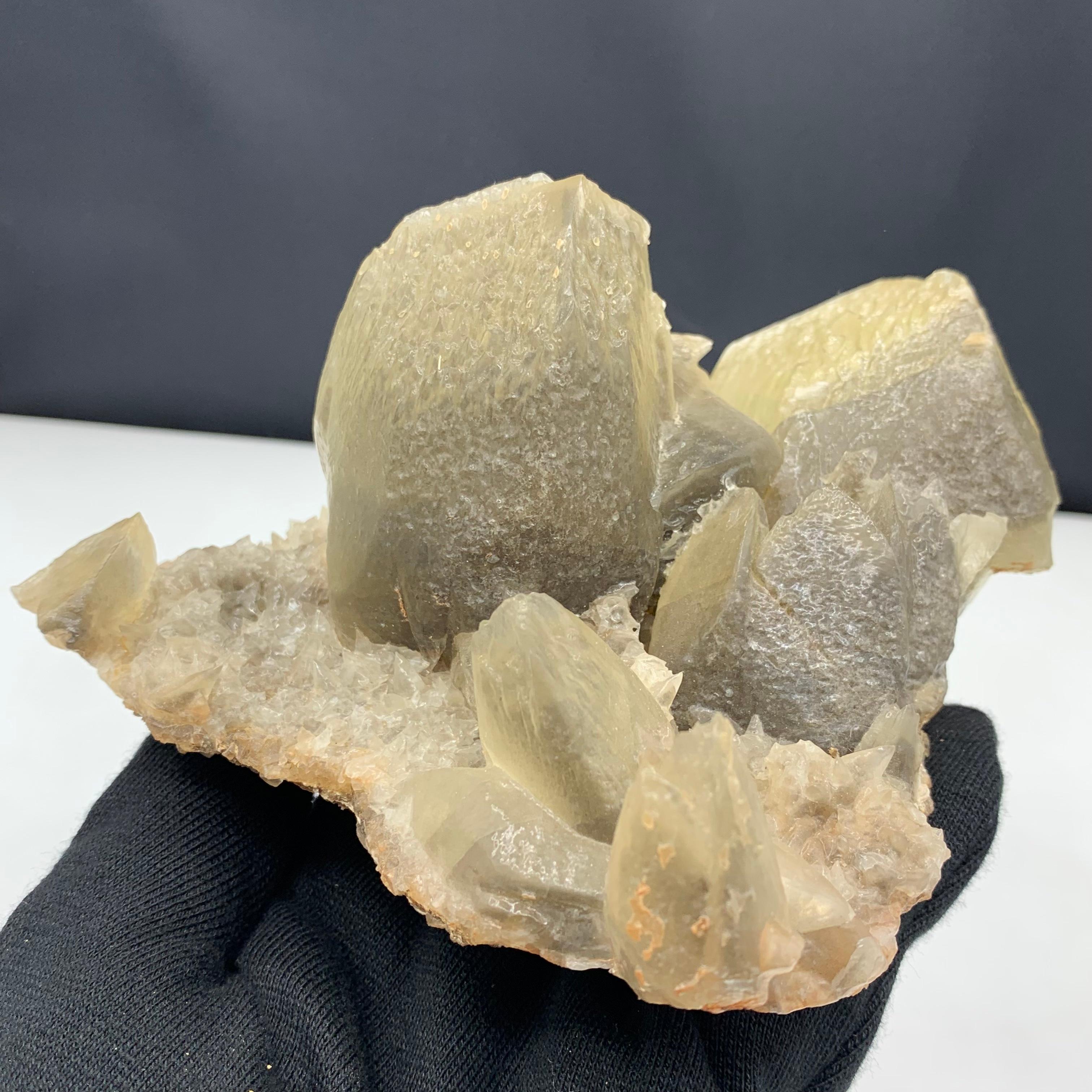 Stile Adam Un magnifico esemplare di calcite da 1200 grammi in più proveniente dal Balochistan, Pakistan in vendita