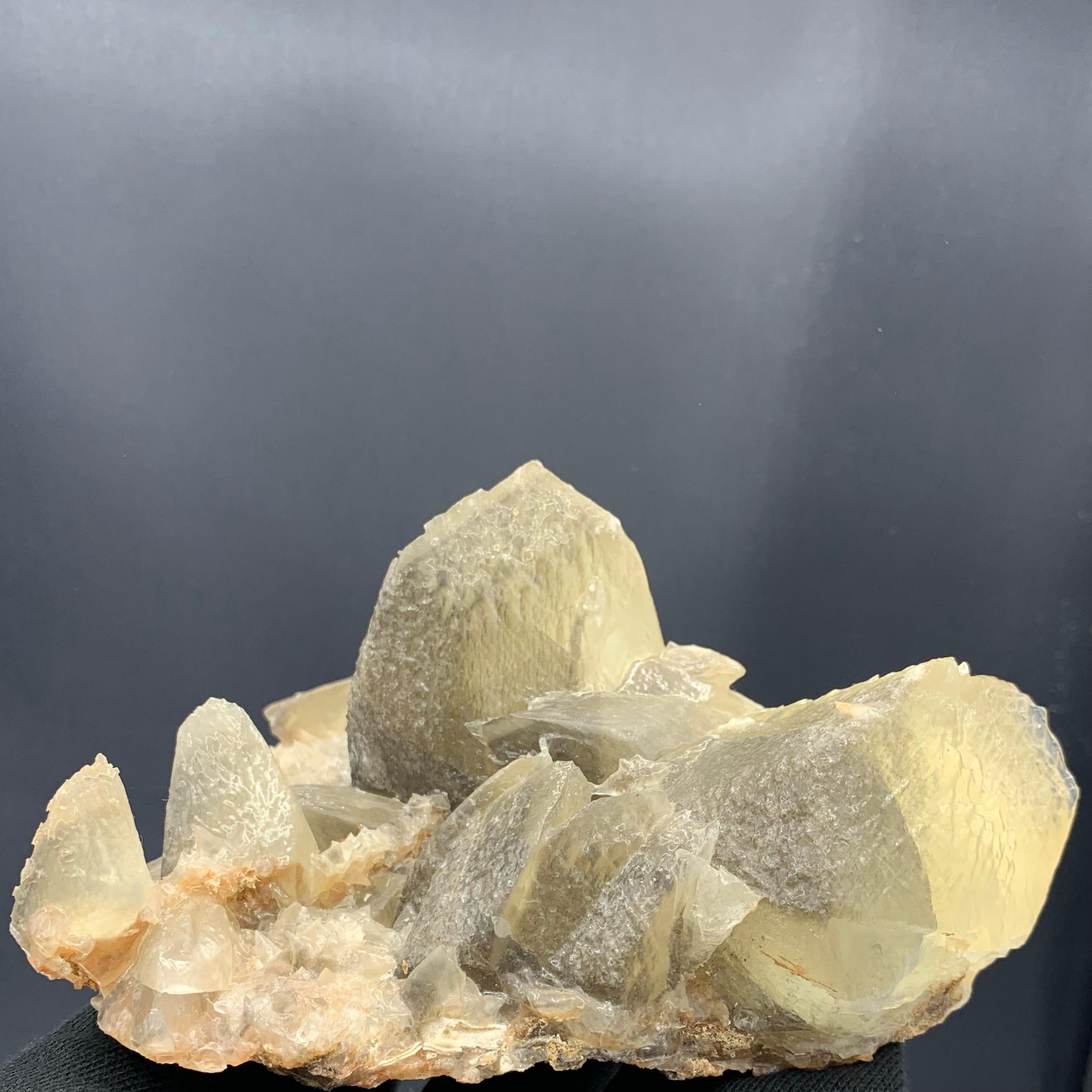 Asiatico Un magnifico esemplare di calcite da 1200 grammi in più proveniente dal Balochistan, Pakistan in vendita
