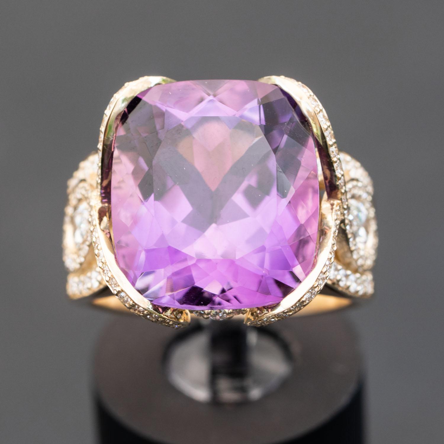 Art Deco 12.00ct Amethyst and 1.25ct Natural Diamonds D-F / VS, 14K Gold Statement Ring For Sale