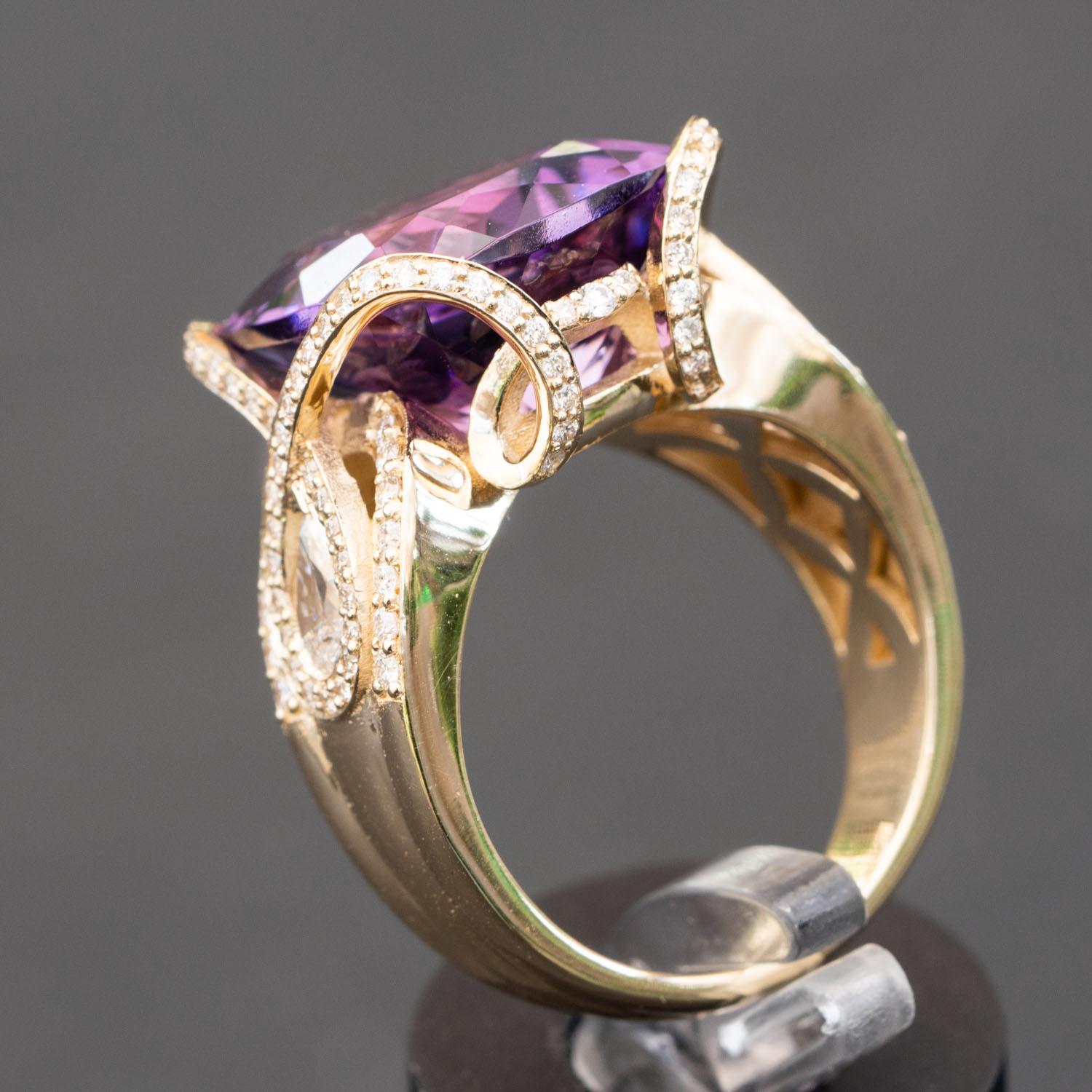 Women's 12.00ct Amethyst and 1.25ct Natural Diamonds D-F / VS, 14K Gold Statement Ring For Sale