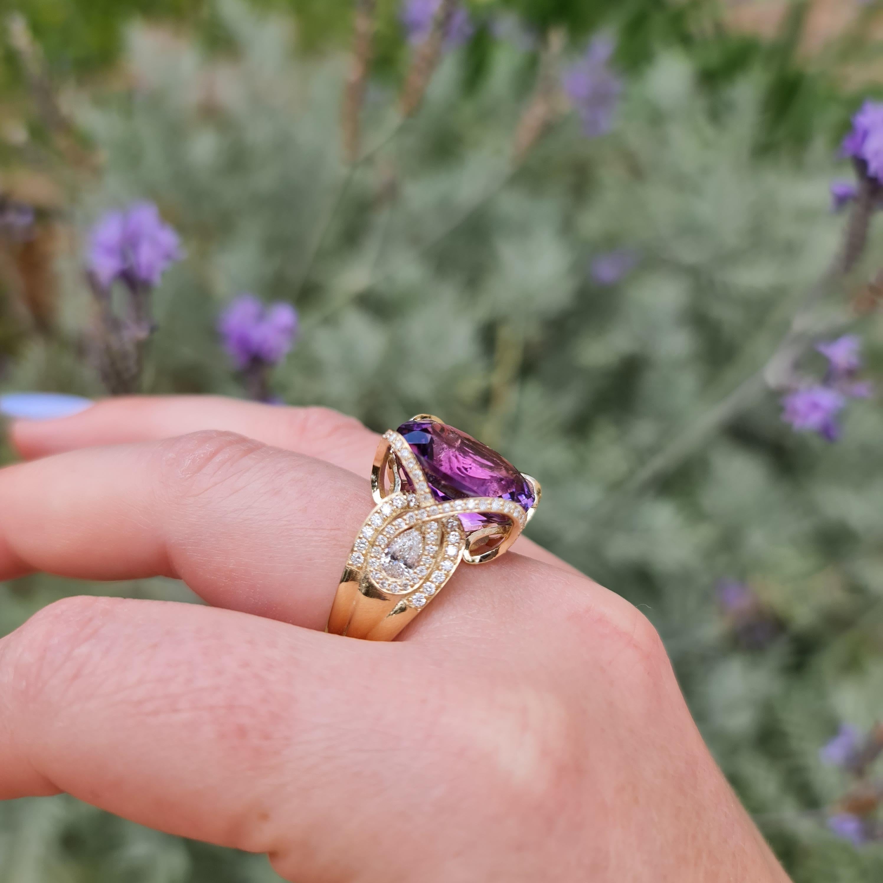 12.00ct Amethyst and 1.25ct Natural Diamonds D-F / VS, 14K Gold Statement Ring For Sale 1