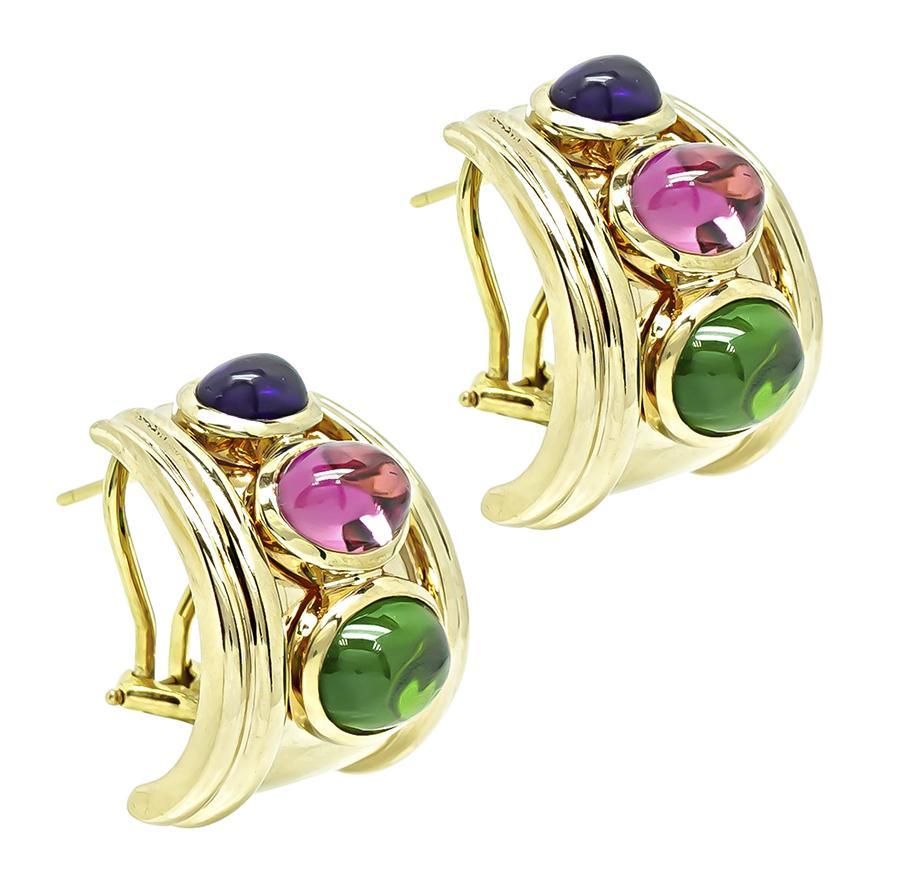 Voici une superbe paire de boucles d'oreilles en or jaune 14k. Les boucles d'oreilles sont ornées de 12,00ct de péridot cabochon, de tourmaline rose et d'améthyste. Les boucles d'oreilles mesurent 22 mm sur 18 mm et pèsent 19,2 grammes. Les boucles