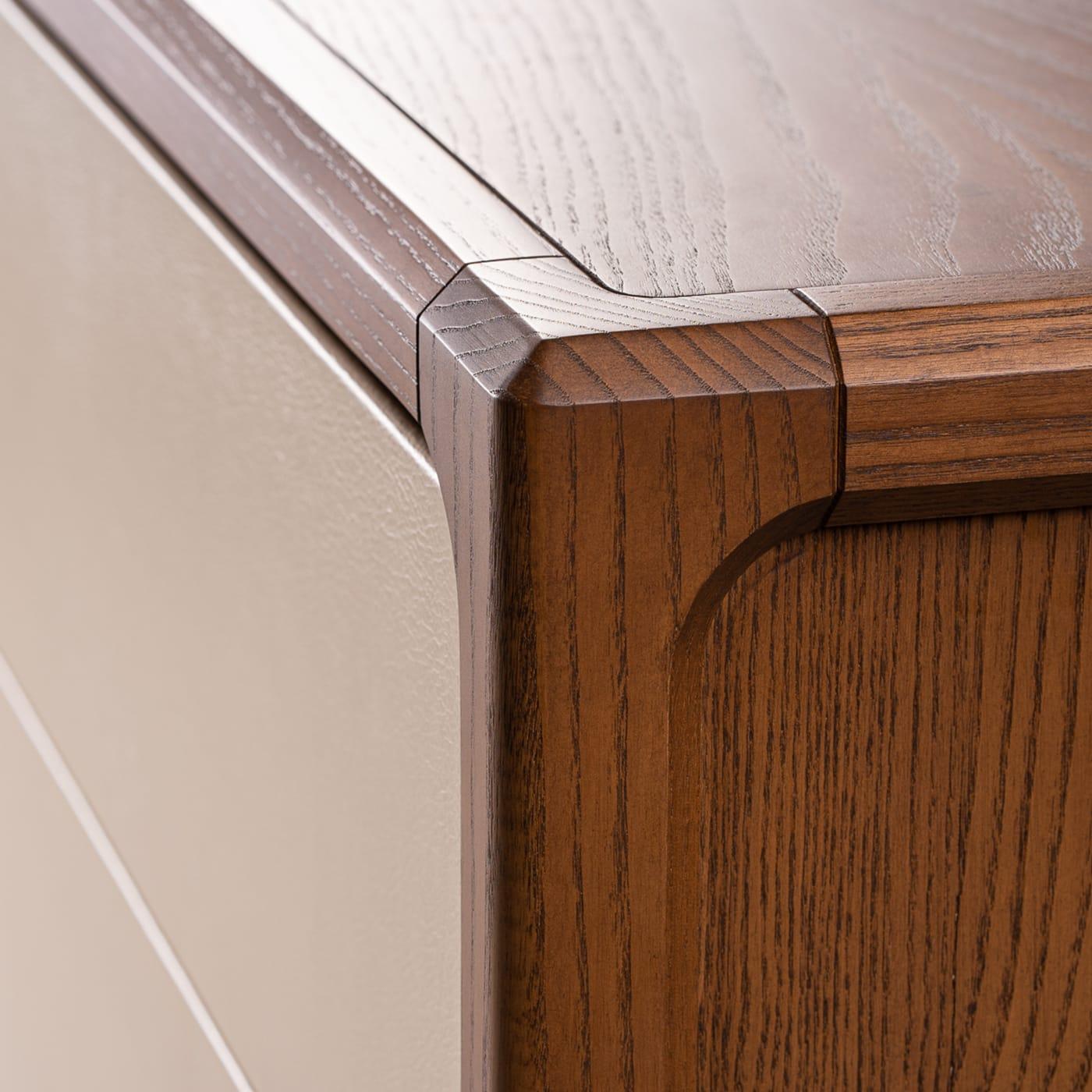 Des teintes neutres et des profils épurés caractérisent le design essentiel de cette commode d'une exquise modernité, conçue par Libero Rutilo dans un esprit de minimalisme raffiné. La structure simple en frêne présente un grain chaud, contrasté par