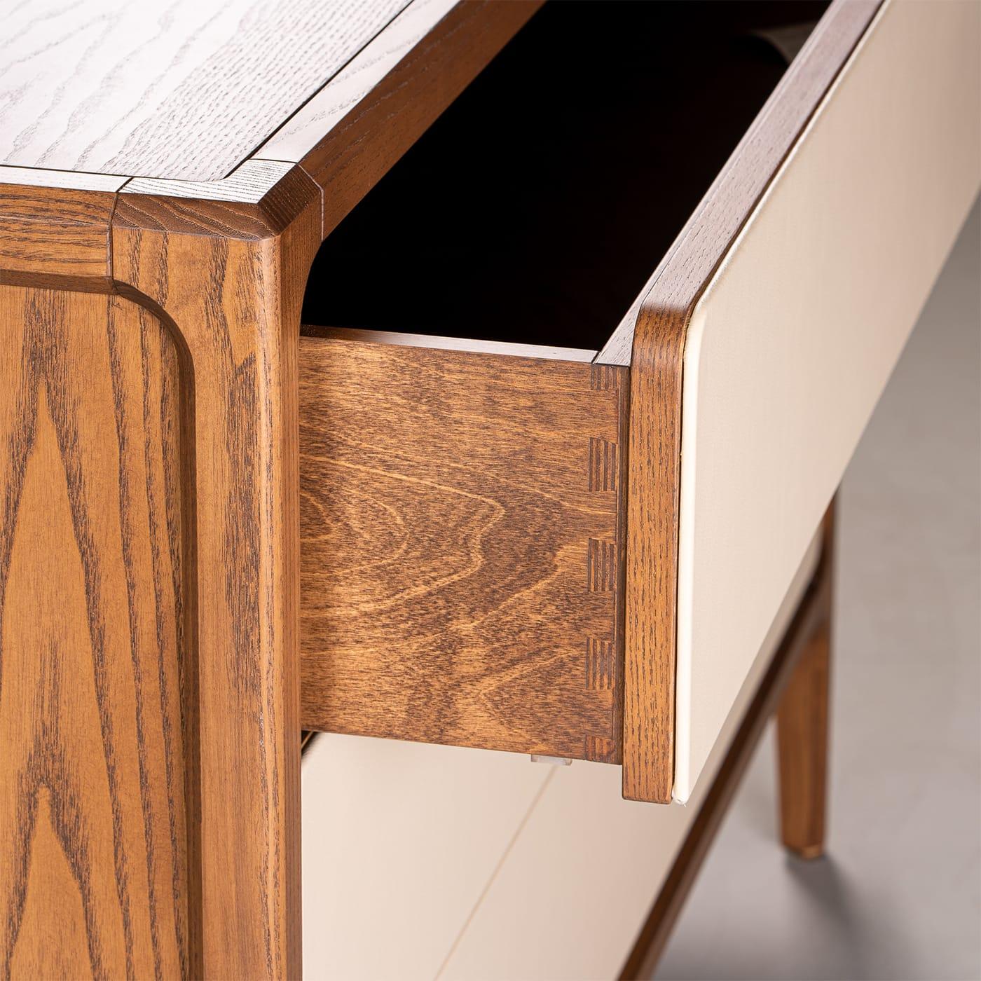 1201/F Commode à 3 tiroirs recouverte de cuir beige par Libero Rutilo en vente 1