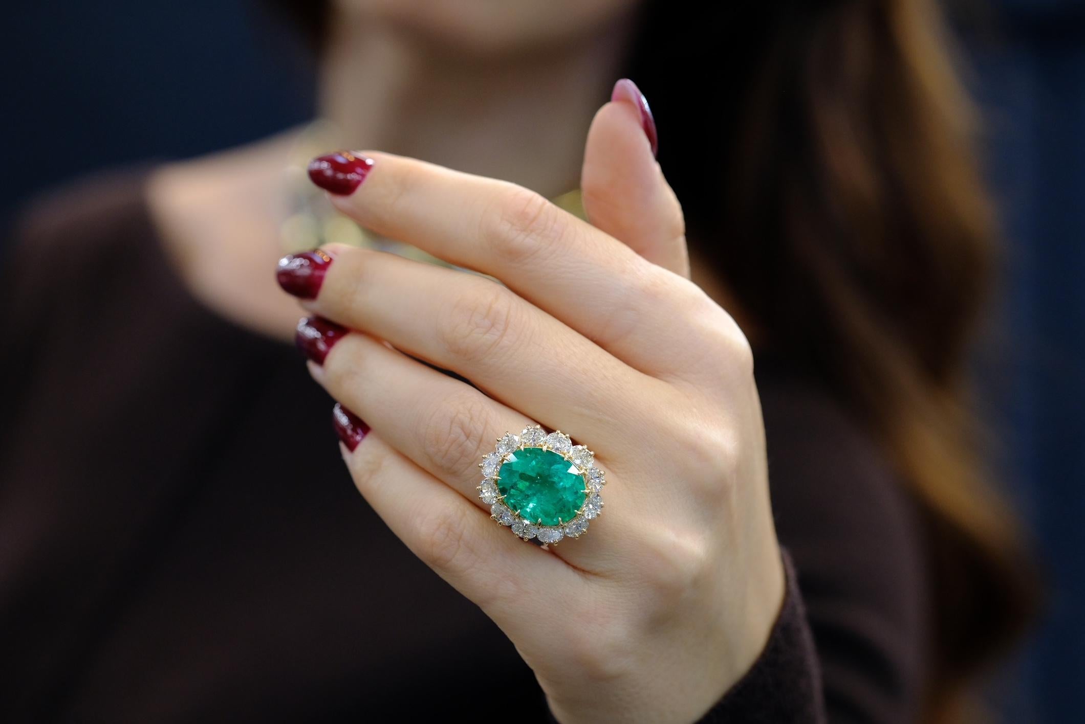 12,03 Karat Grüner Smaragd Oval Schliff Halo Set Cocktail Ring im Angebot 4