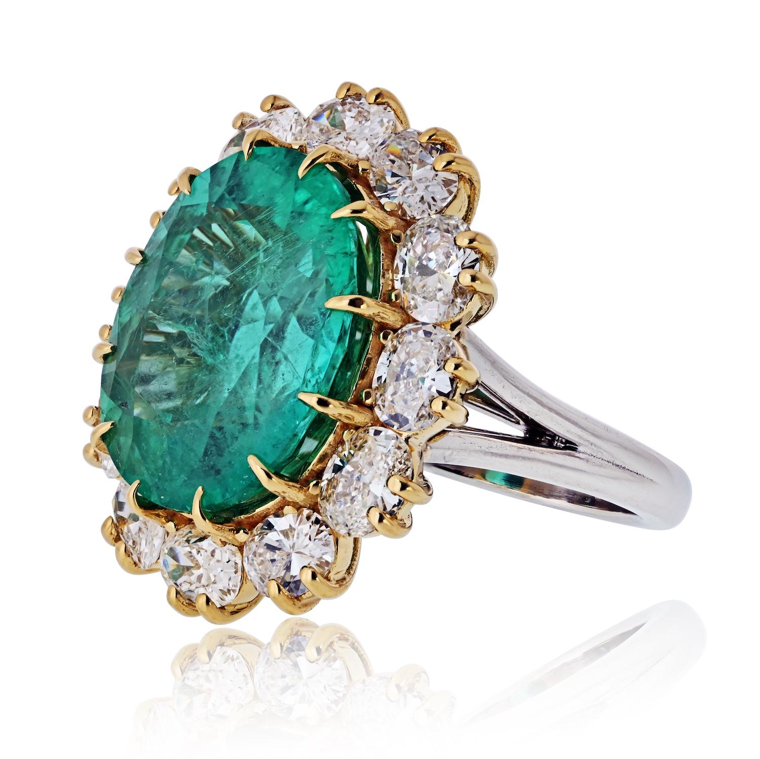 12,03 Karat Grüner Smaragd Oval Schliff Halo Set Cocktail Ring (Moderne) im Angebot