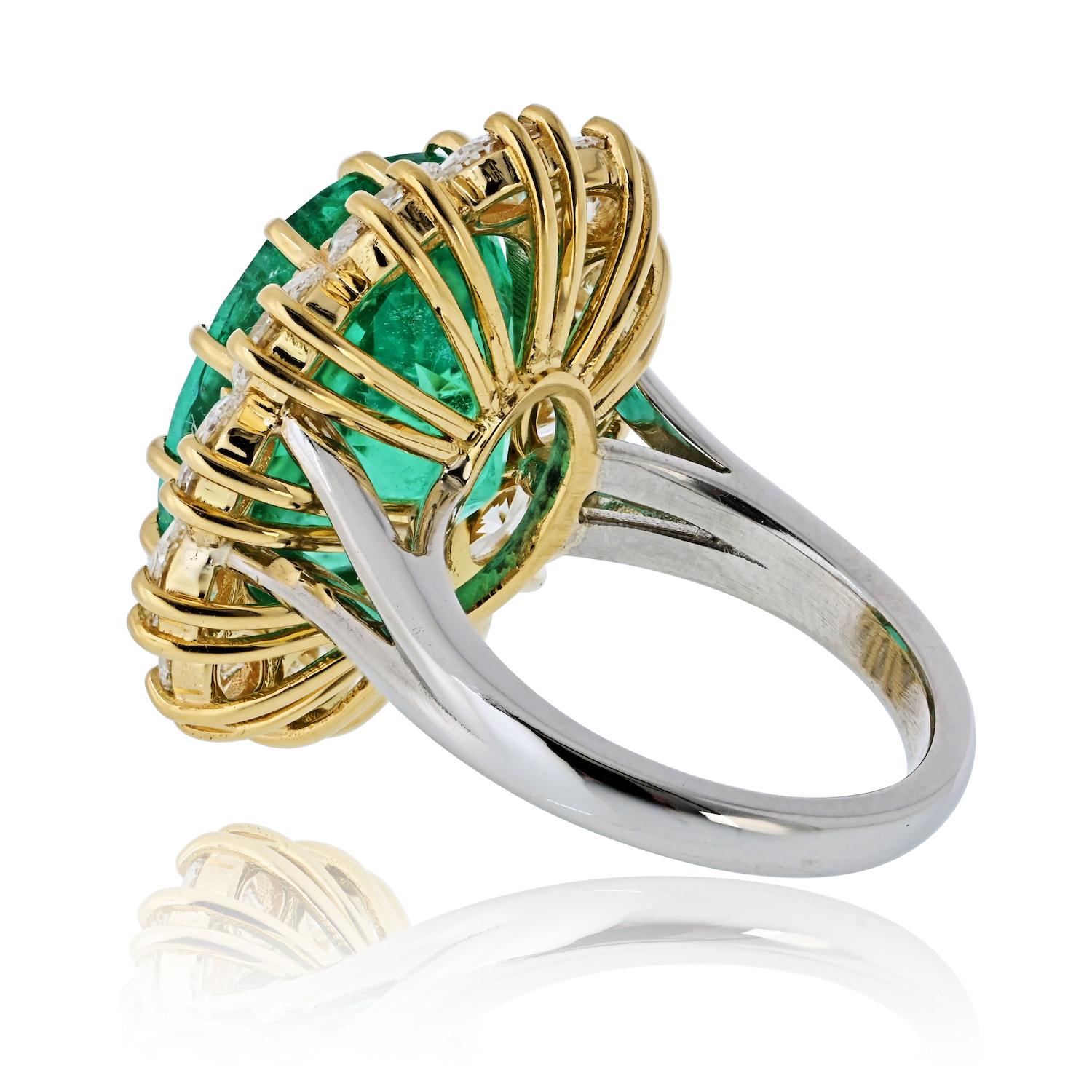 12,03 Karat Grüner Smaragd Oval Schliff Halo Set Cocktail Ring (Ovalschliff) im Angebot