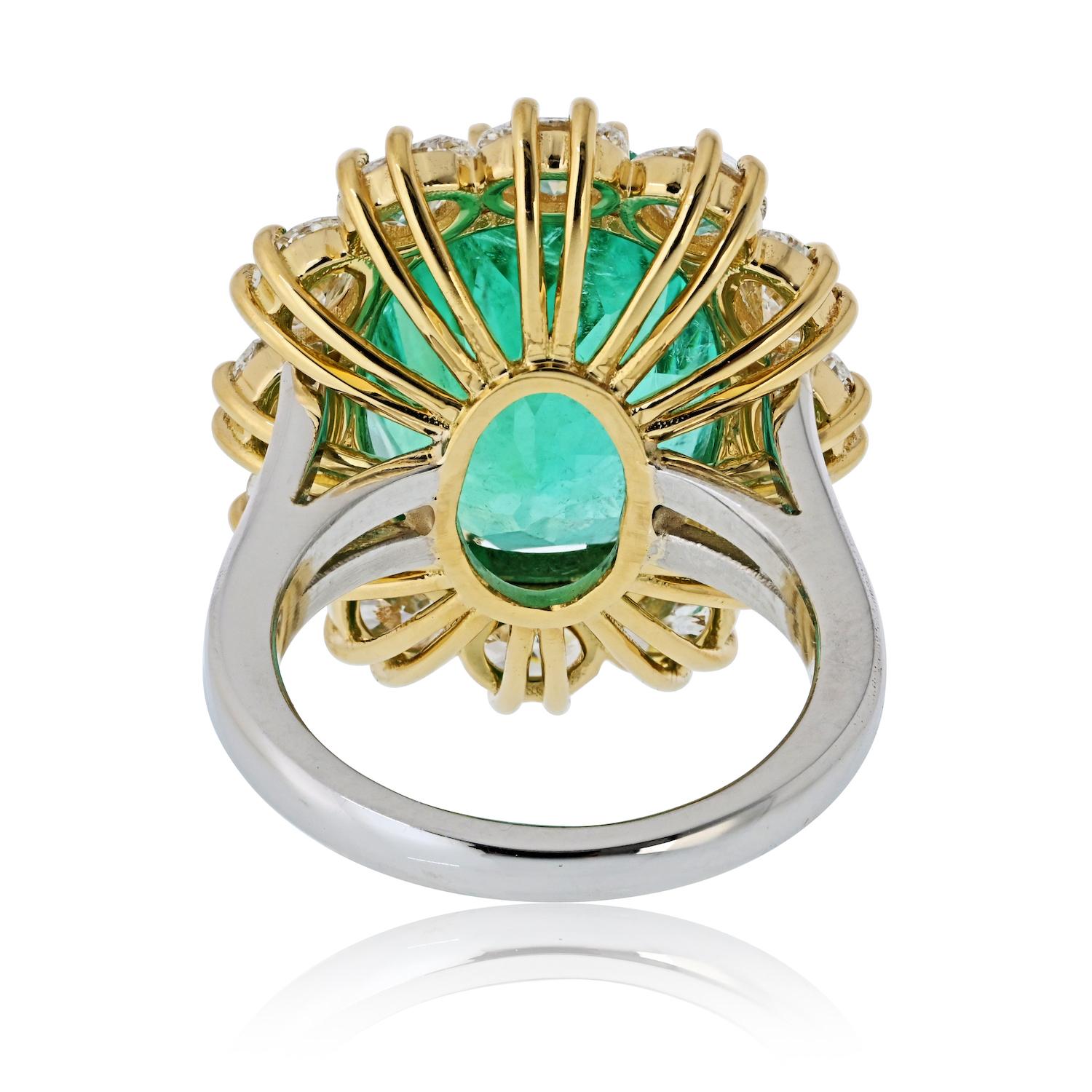 12,03 Karat Grüner Smaragd Oval Schliff Halo Set Cocktail Ring im Zustand „Hervorragend“ im Angebot in New York, NY