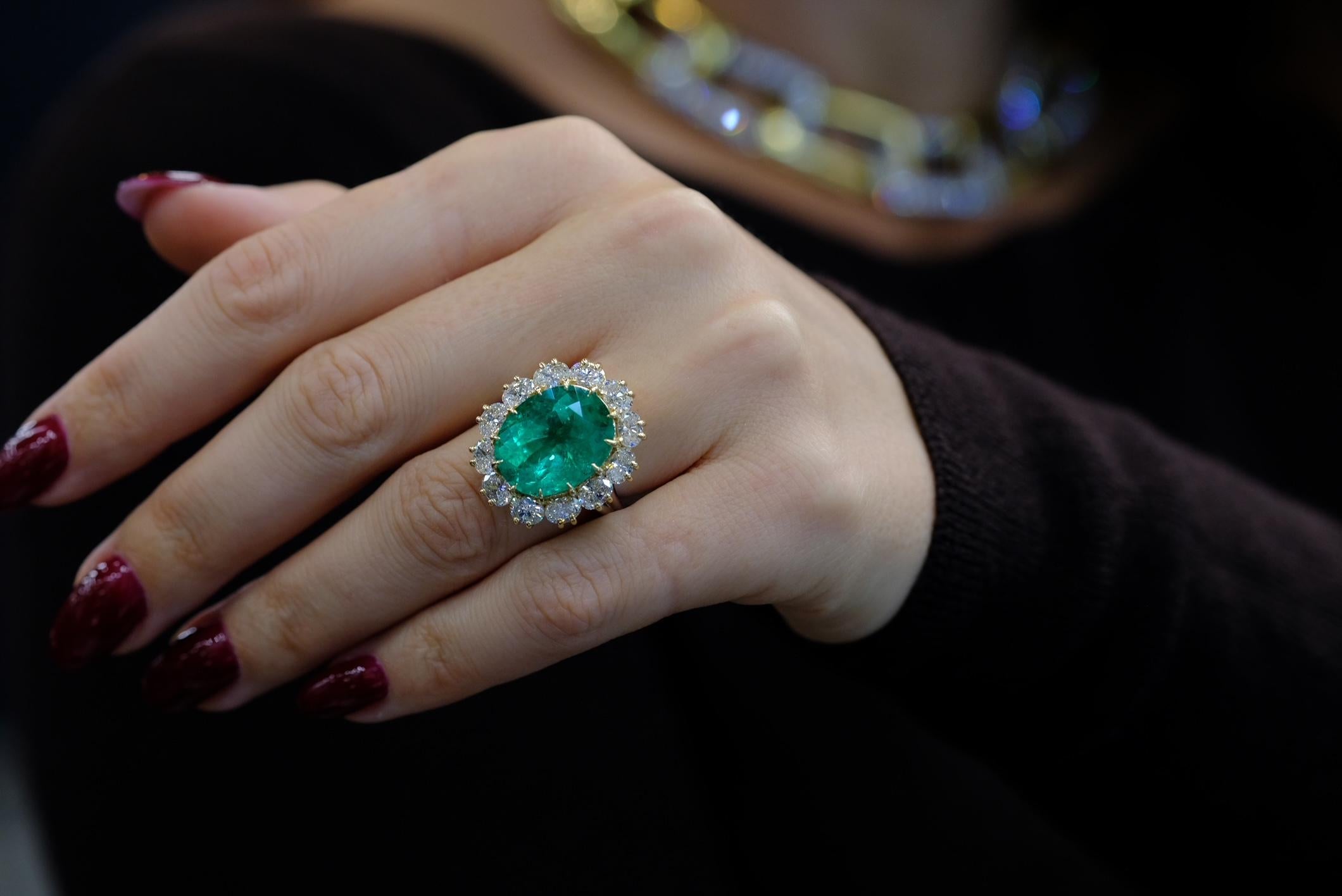 12,03 Karat Grüner Smaragd Oval Schliff Halo Set Cocktail Ring im Angebot 1