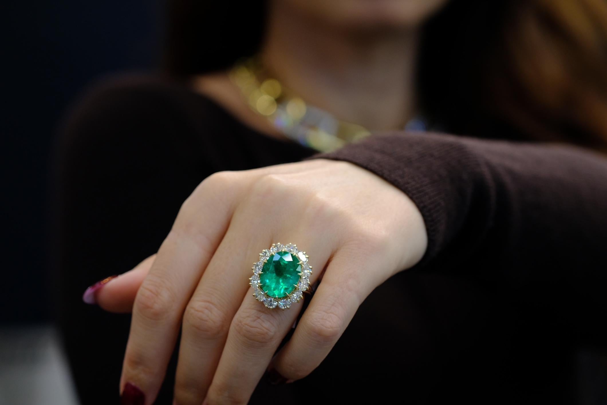 12,03 Karat Grüner Smaragd Oval Schliff Halo Set Cocktail Ring im Angebot 2